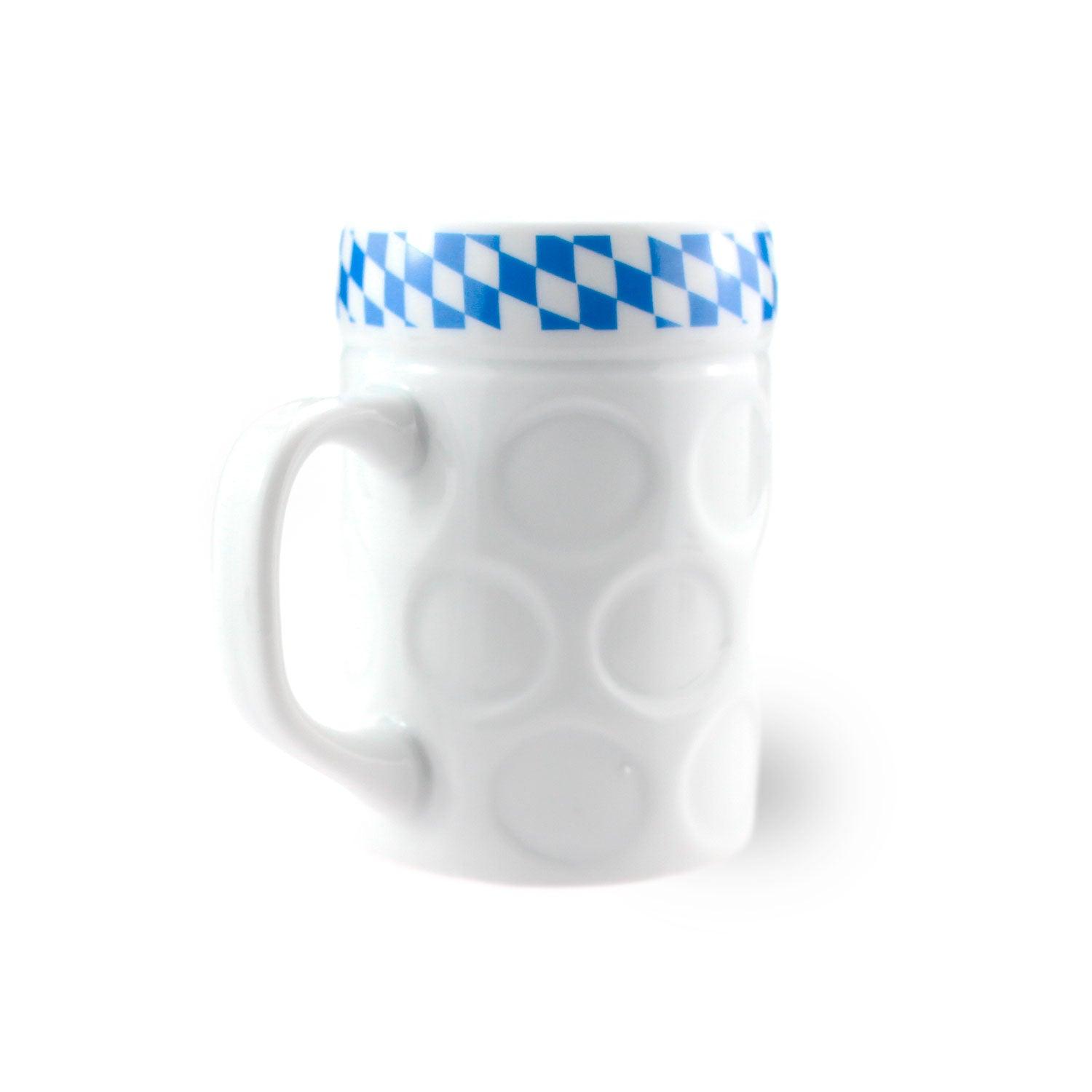 Weißer Bierkrug mit blau-weißem Karorand im bayerischen Stil und strukturierten Dellen.