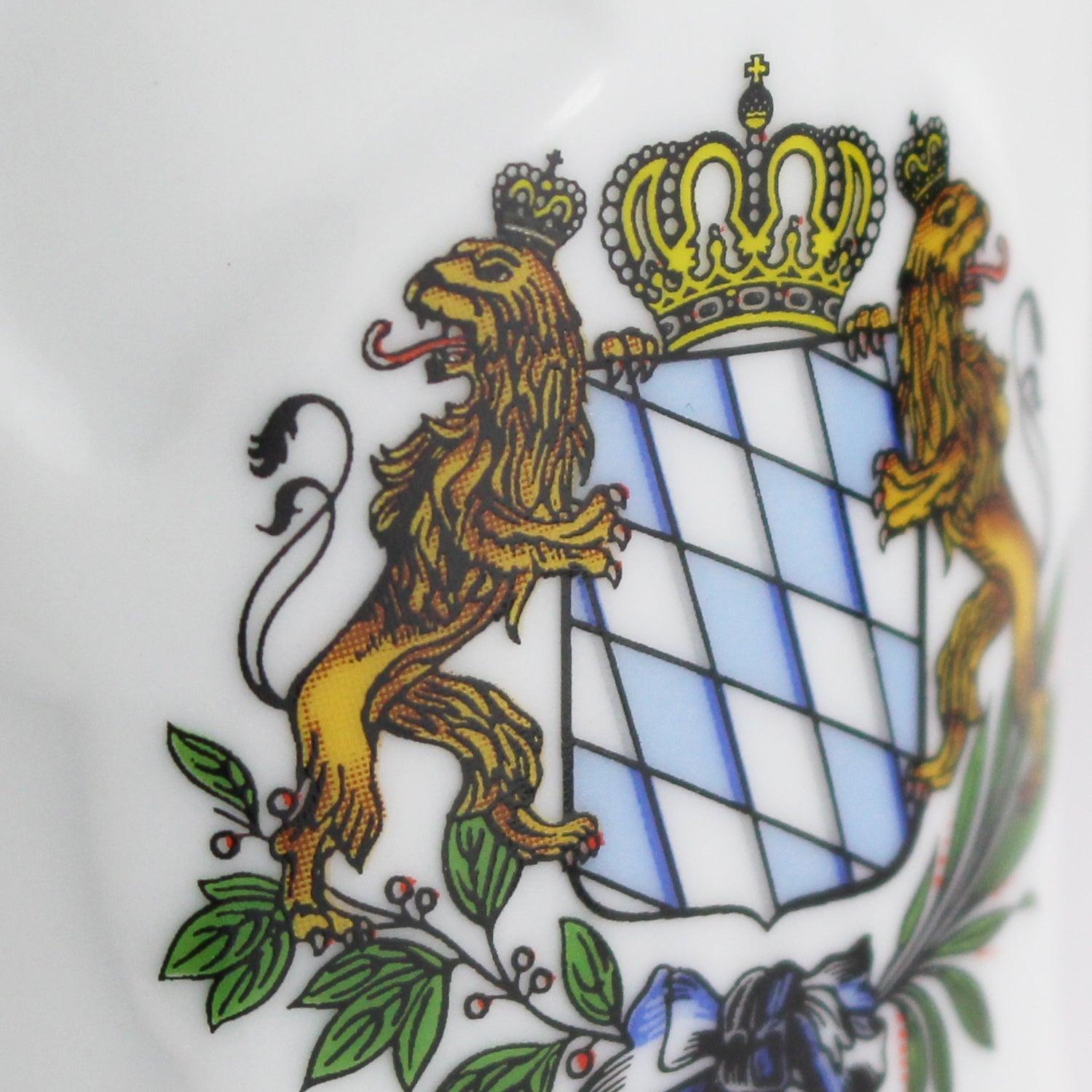Detailliertes Wappen mit bayerischen Löwen, Krone, Rautenmuster und floralen Elementen auf hellem Hintergrund.