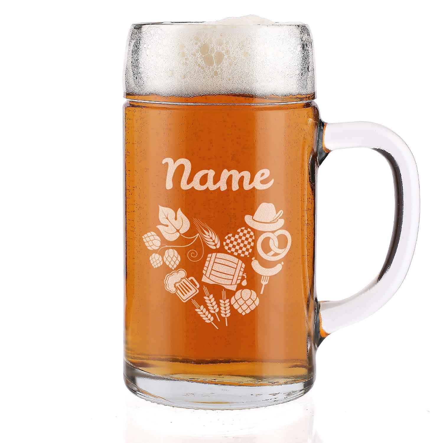 Klarer Maßkrug aus Glas mit persönlicher Gravur, zylindrischer Form, großem Henkel und strukturierter Bodenfläche.