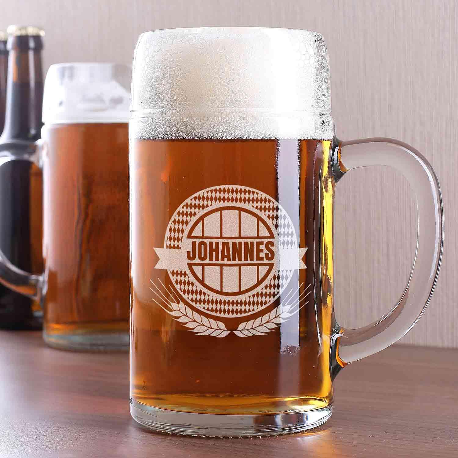 Maßkrug aus klarem Glas mit Henkel und individueller Namensgravur in weißer Schreibschrift, 1 Liter Fassungsvermögen.