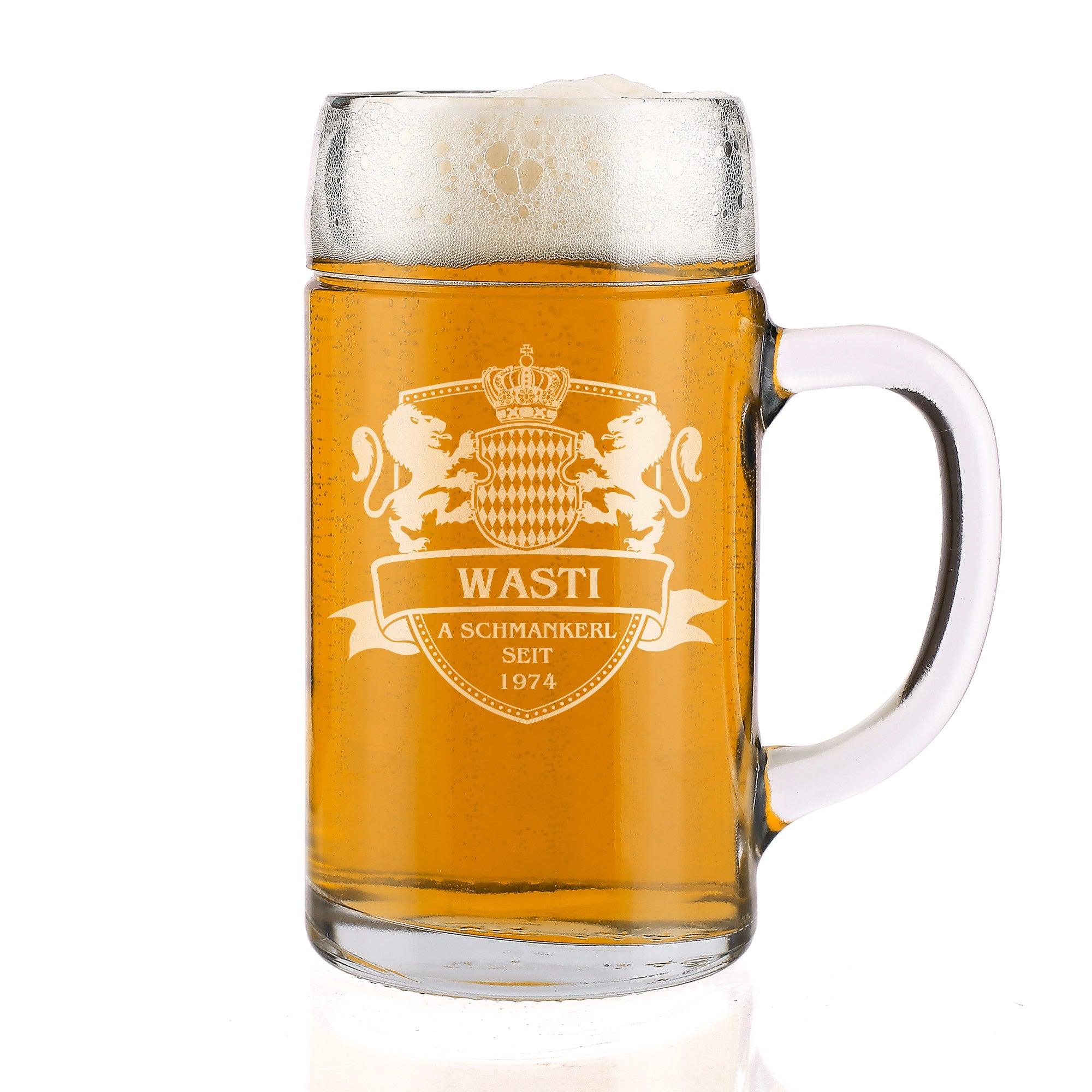 Klarer Glaskrug mit stabilem Henkel, individueller Gravur von Name und Geburtsjahr; zylindrische Form, 1 Liter.