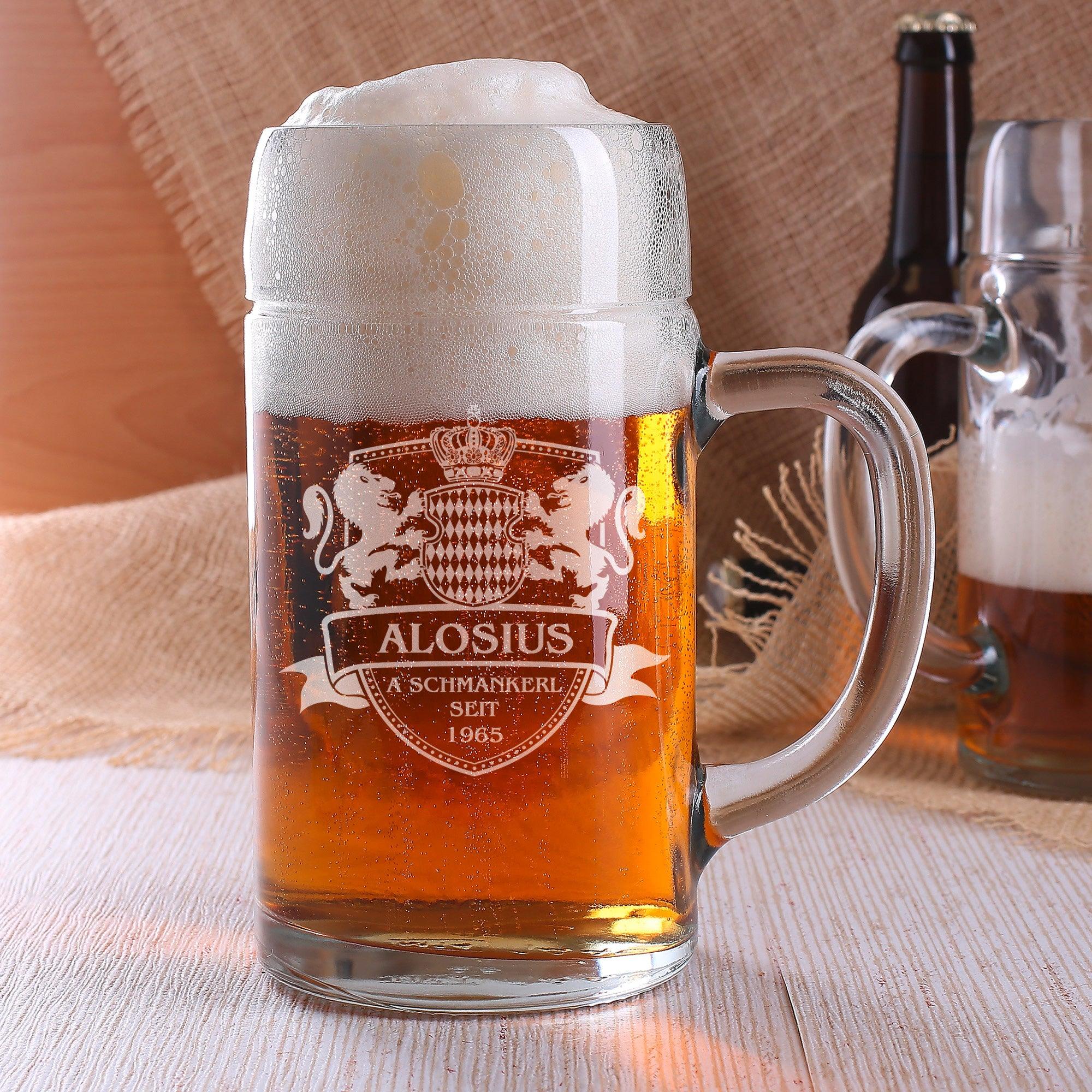 Transparenter Glaskrug mit stabiler Henkelgriff, individueller Gravur aus Name und Geburtsjahr, 1 Liter, zylindrisch.