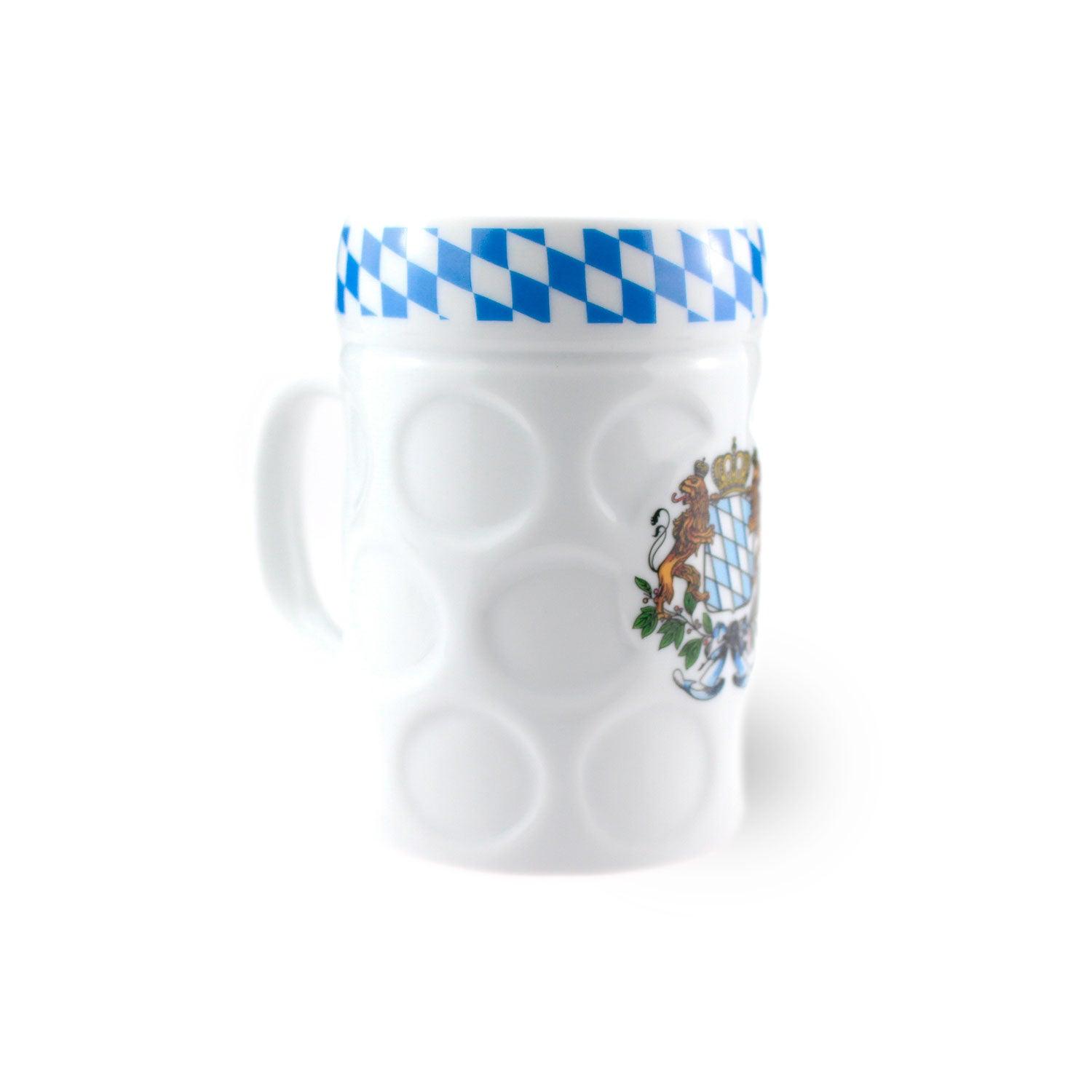 Weiße Porzellantasse in Bierkrug-Optik mit blauem Schriftzug „Bayern“ und bayerischem Rautenmuster, 250 ml.
