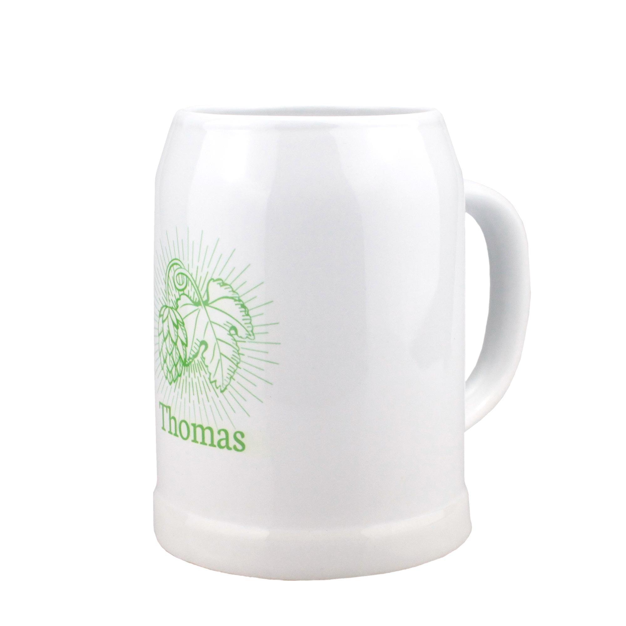 Personalisierter Bierkrug aus Keramik mit graviertem Schriftzug „Hopfenkriagal“ und Wunschname, 0,5 Liter, grau-blau.