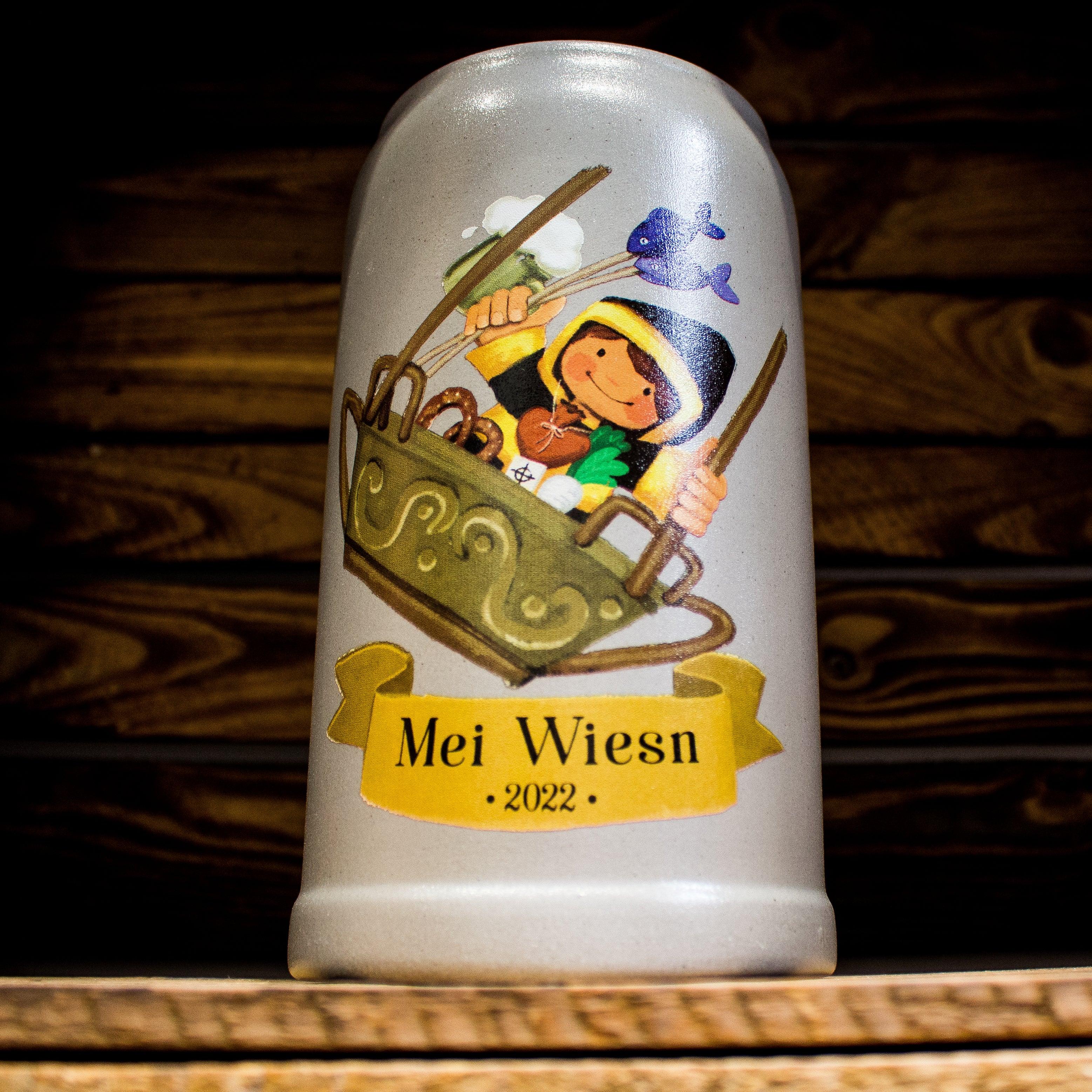 Limitierter Bierkrug mit Salzglasur, Henkel, traditionsreichem Wiesn-Motiv und Jahreszahl 2022, 1,0 Liter.