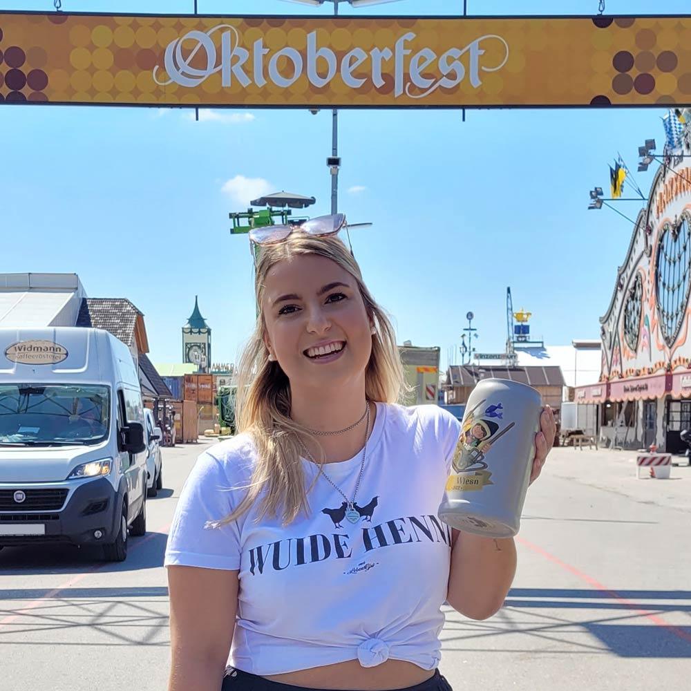 Limitierter Bierkrug aus Steinzeug mit Salzglasur, blauem Schriftzug „Mei Wiesn 2022“, Fassungsvermögen 1,0 Liter.