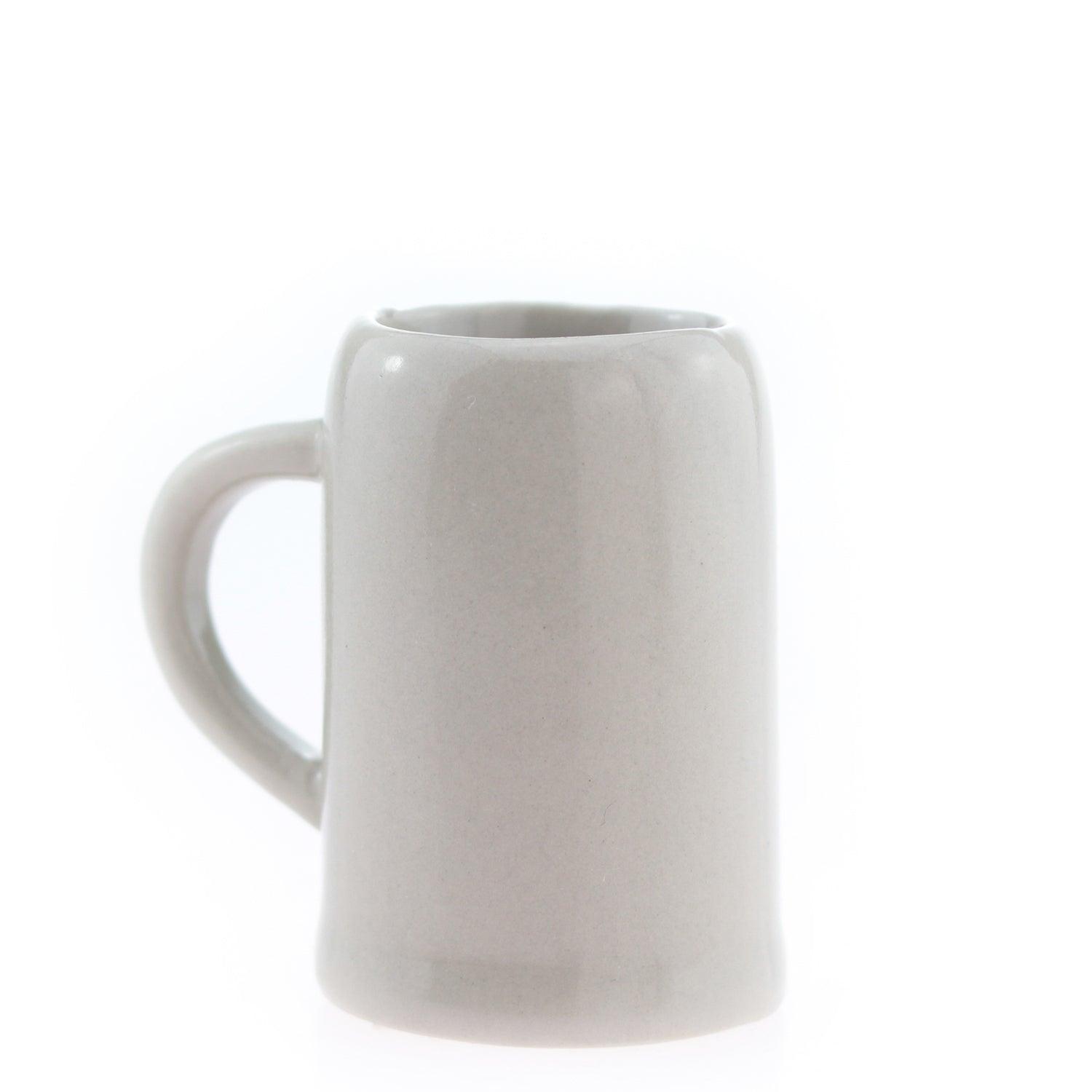 Kleiner Bierkrug aus Steingut mit Henkel, grauer Oberfläche und graviertem Logodruck auf der Vorderseite, 30 ml.