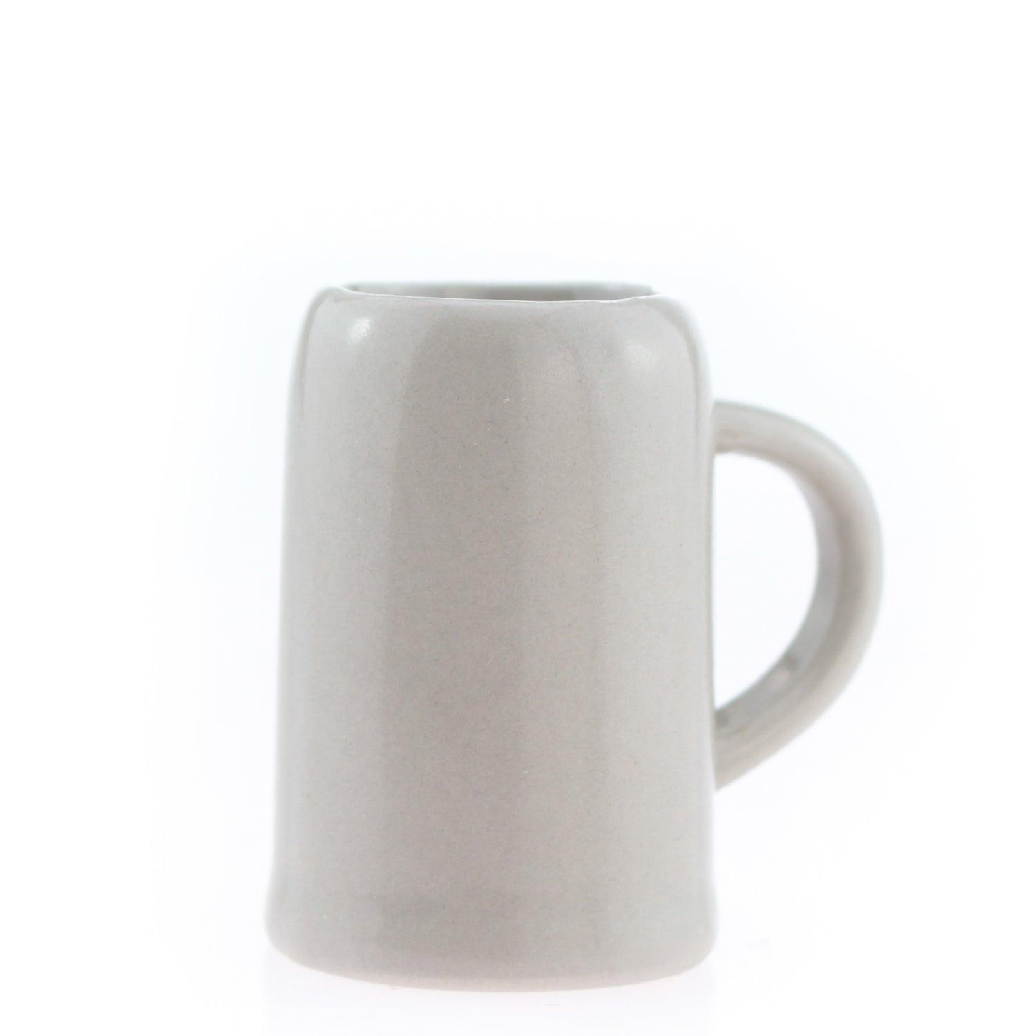 Kleiner Bierkrug aus Steinzeug mit Henkel, Logo-Gravur und matter Oberfläche, Fassungsvermögen 30 ml.