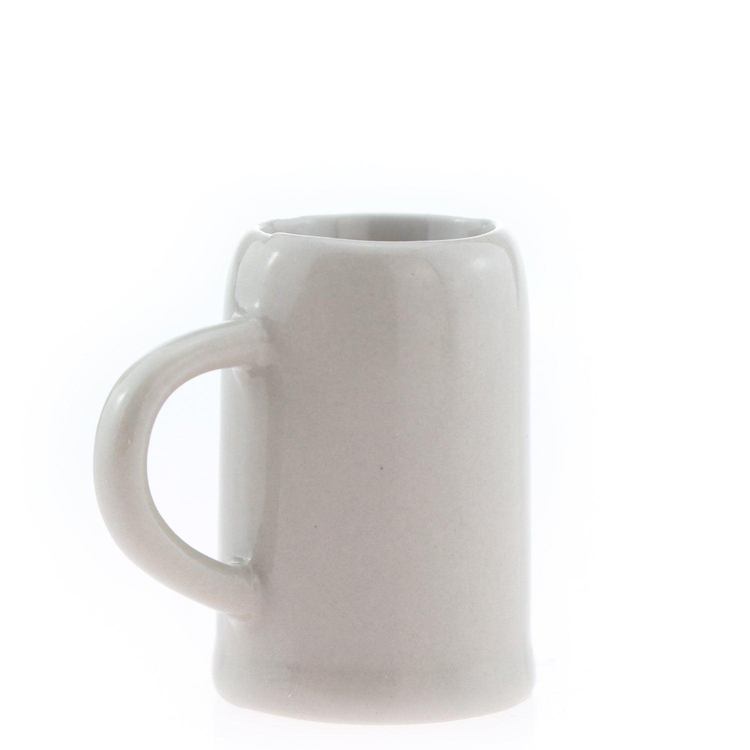 Kleiner Bierkrug aus Stein mit Henkel, Rundform, graue Oberfläche, Logo-Gravur auf der Vorderseite, 30 ml Volumen.