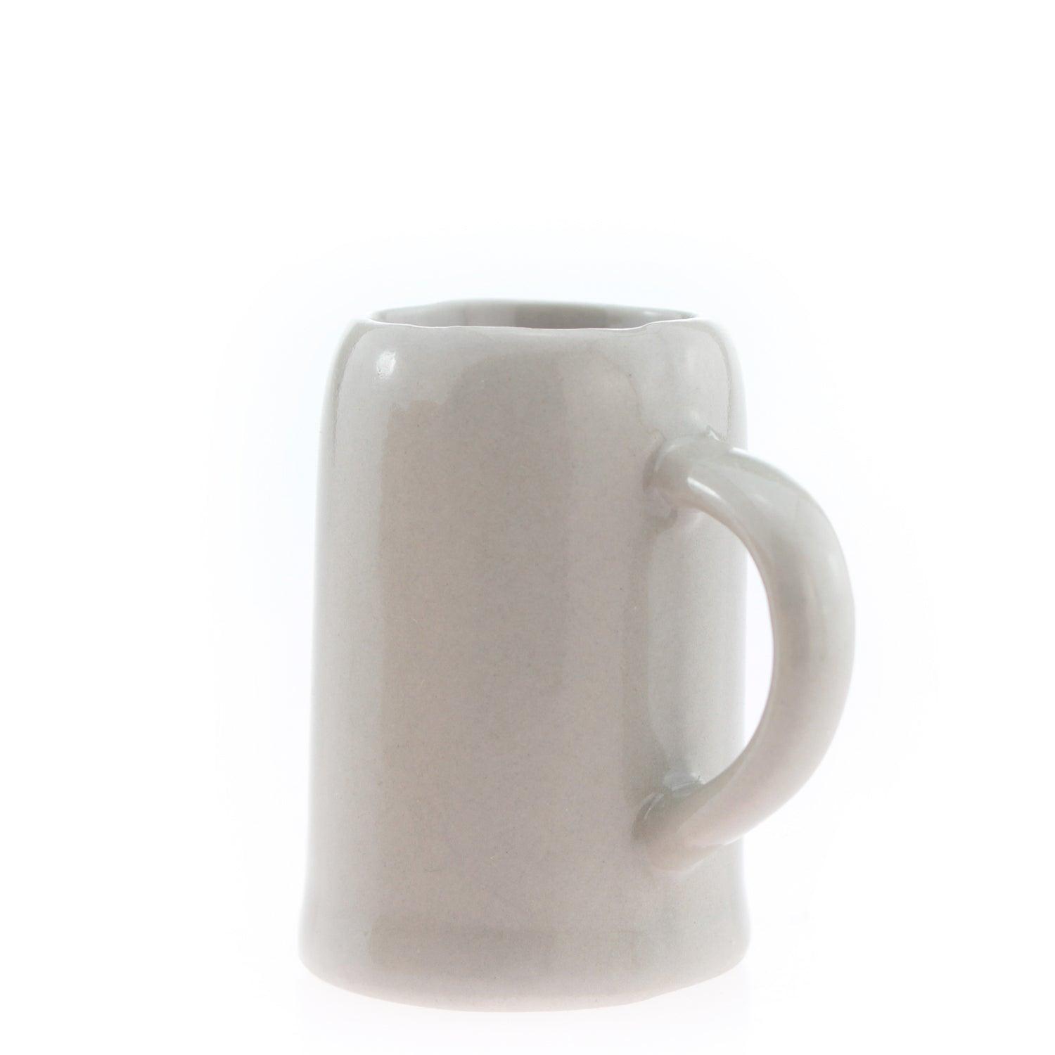 Kleiner Bierkrug aus Steinzeug mit Henkel, Logogravur auf der Frontseite, naturgraue Oberfläche, 30 ml Volumen