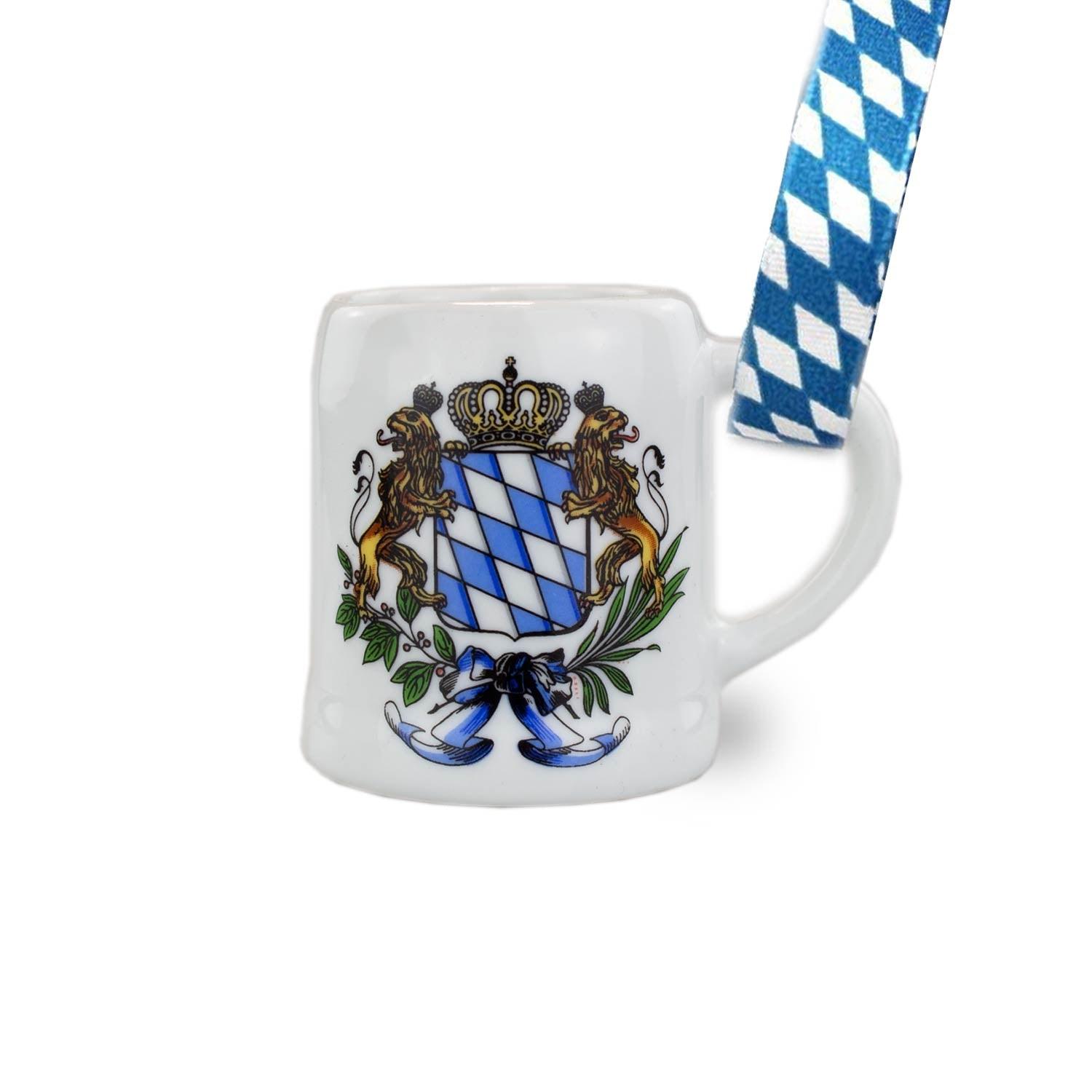 Minimaßkrug aus bayerischem Steinzeug mit königlich-bayerischem Wappen, Rautenmuster und blau-weißem Umhängeband.