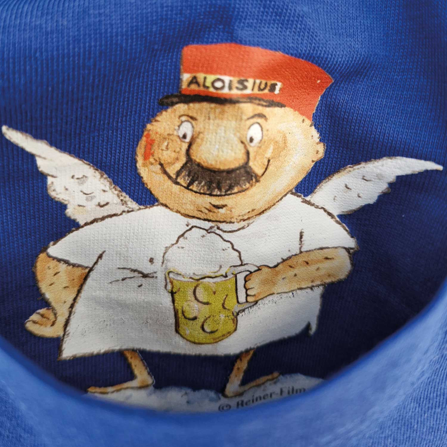Detailansicht vom blauen Engel Aloisius T-Shirt mit Comic-Druck vom Engel Aloisius, der ein Bierglas hält