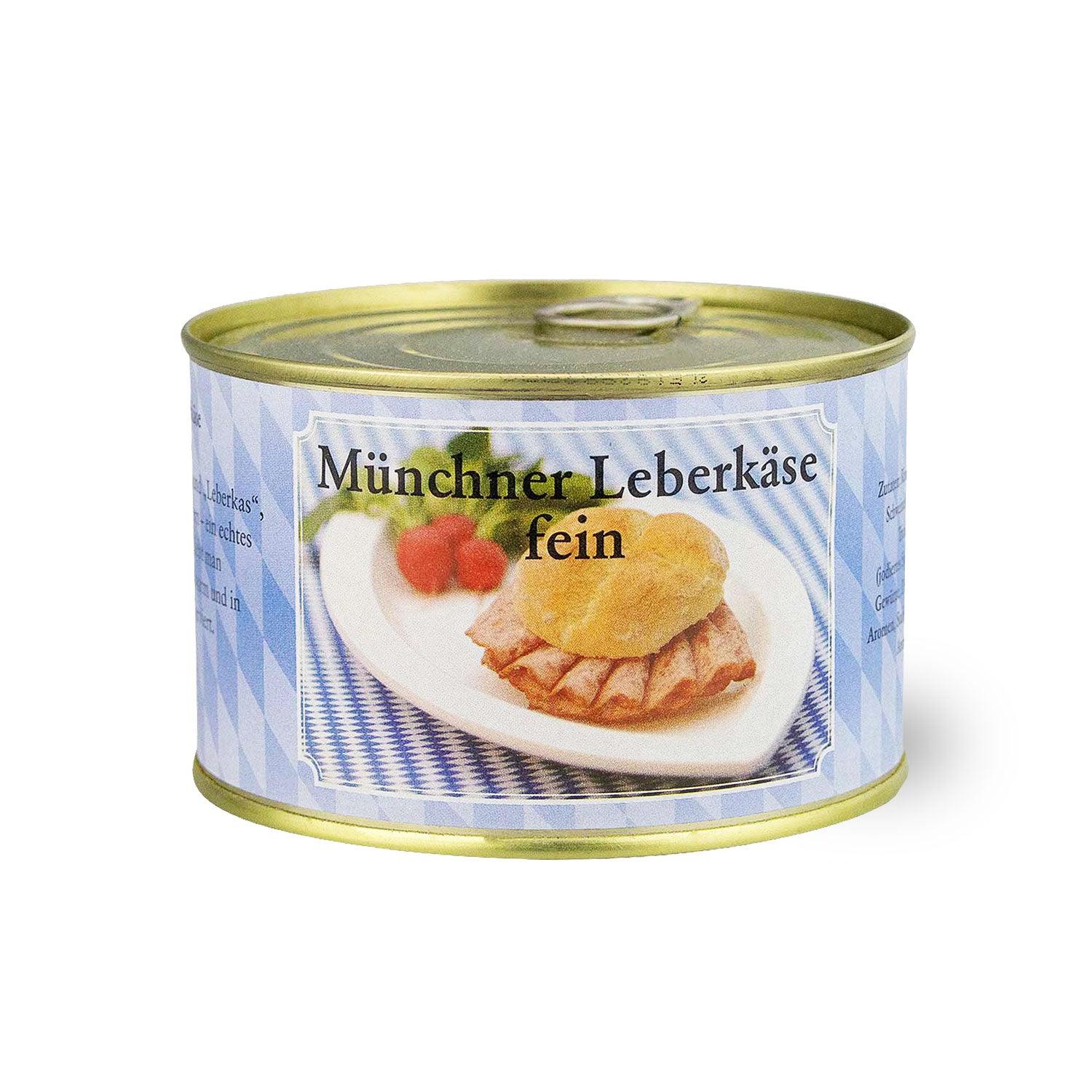 Scheibe Leberkäse mit brauner Kruste auf Holzbrett, daneben grobkörniger Biersenf im Glas mit weißem Etikett.
