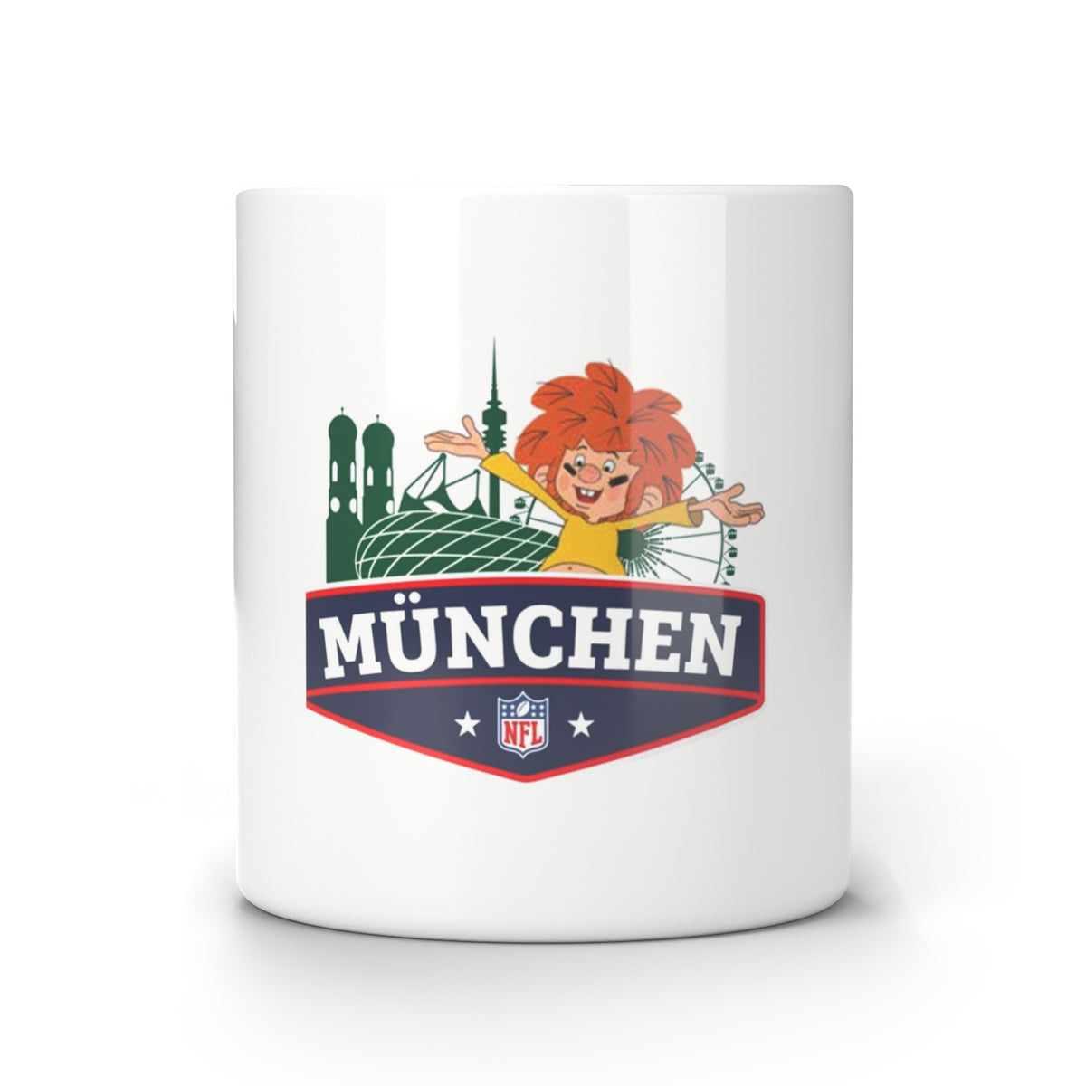 NFL x Pumuckl Tasse München von vorne – weiße Keramiktasse, Motiv mit Pumuckl, Frauenkirche, Olympiaturm, Allianz Arena, Riesenrad und NFL-Logo