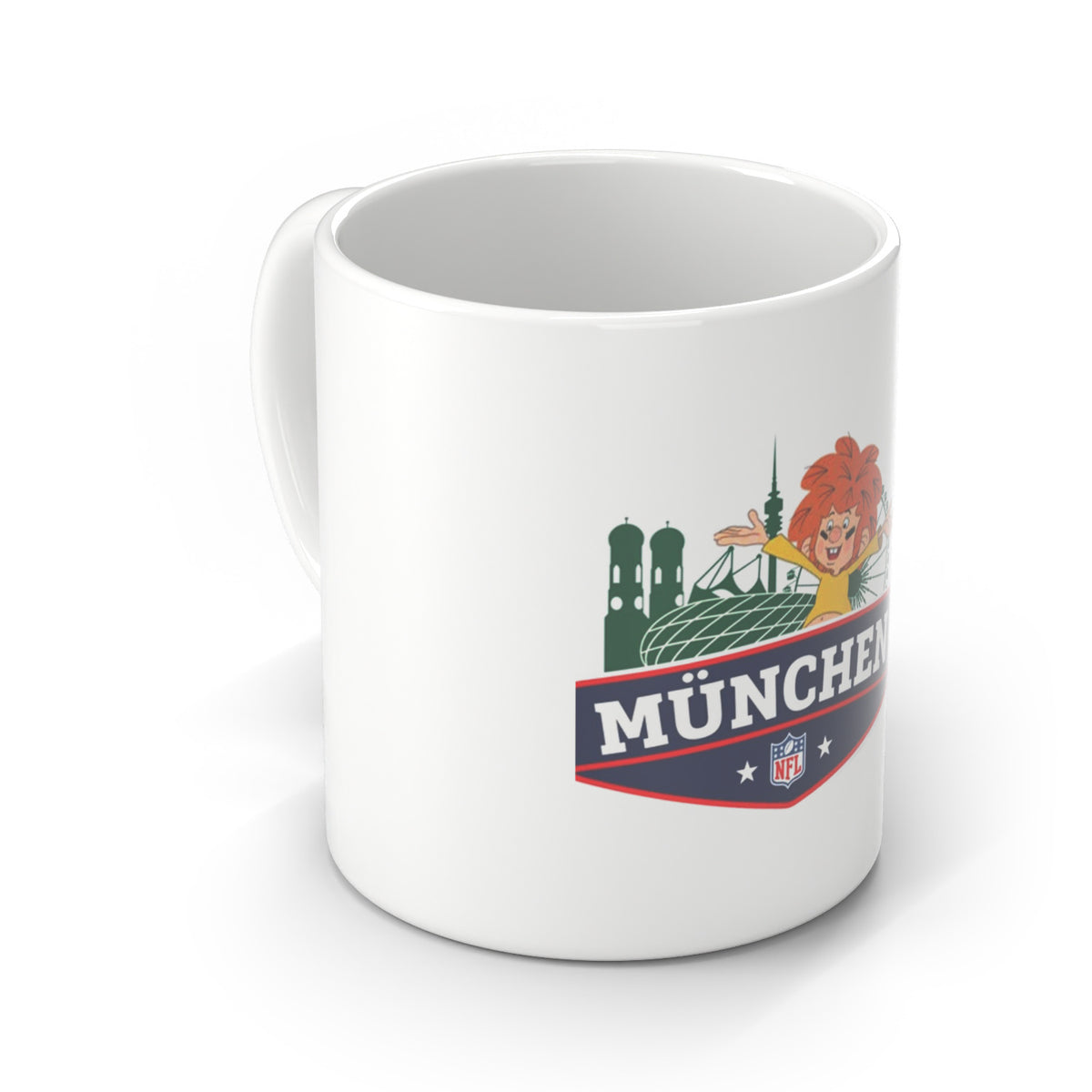 NFL x Pumuckl Tasse München schräg von oben mit Henkel – Motiv auf der Vorderseite gegenüber dem Henkel
