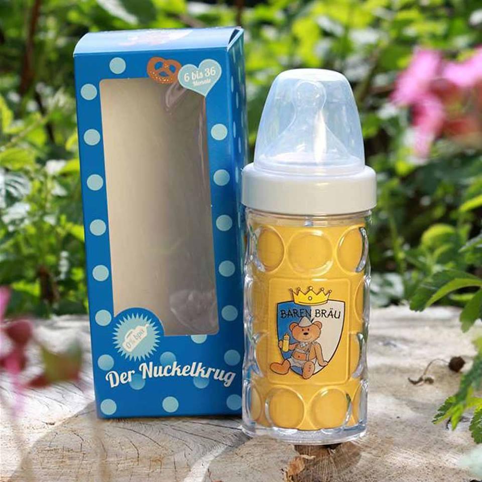 Blauer Nuckelkrug in Bierkrug-Optik mit Henkel, weißem Schriftzug „Bierkrug“, BPA-freier Kunststoff, Silikon-Sauger.