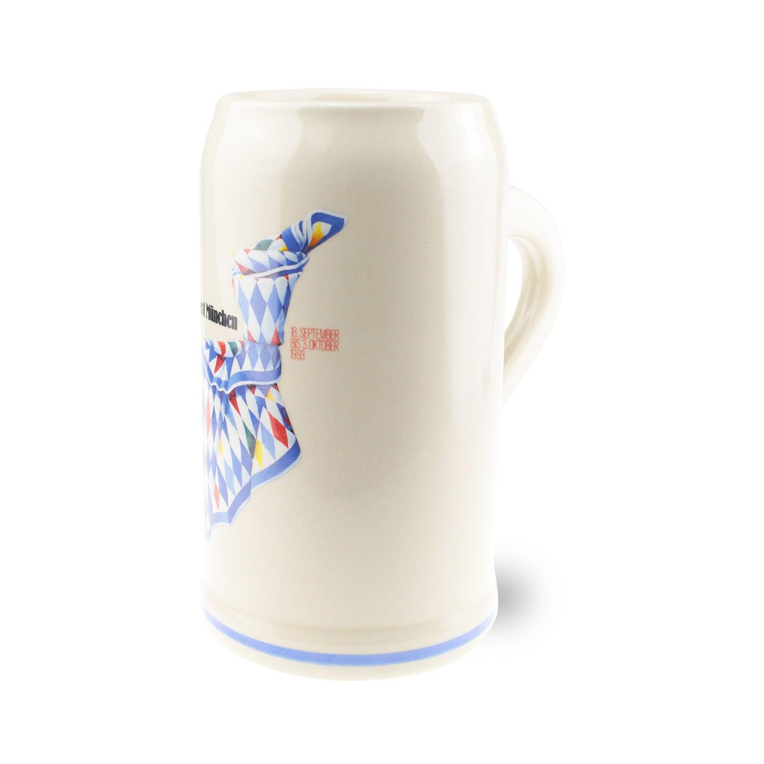 Oktoberfestkrug 1993 aus Steingut mit traditionellem Motiv und blauem Schriftzug, 1,0 Liter, Sammlerstück.