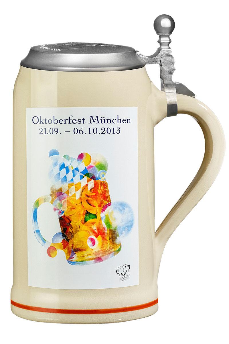 Oktoberfestkrug aus Steingut mit Zinndeckel, Plakatmotiv 2013, handgezogener Griff, Füllmenge 1 Liter.