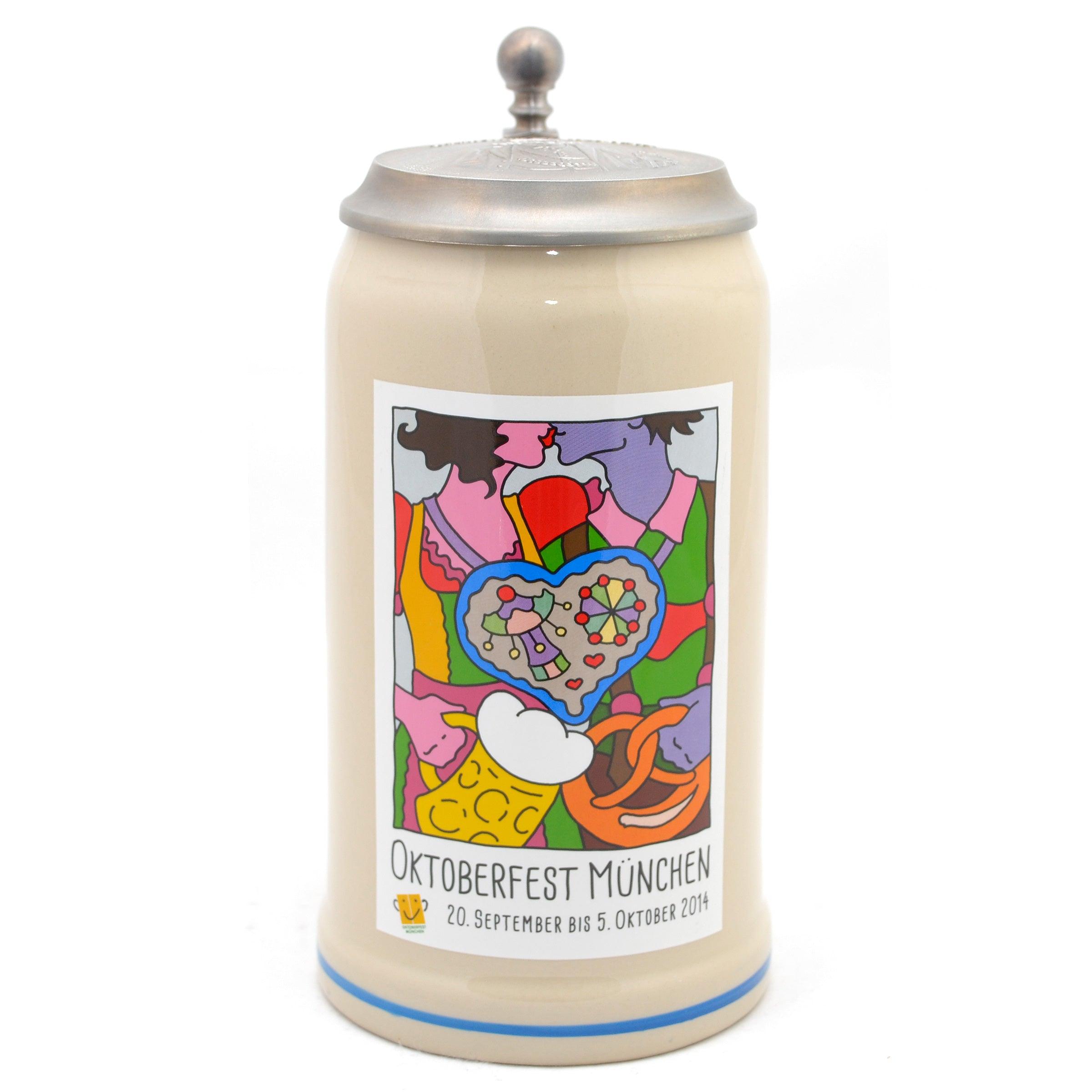 Oktoberfestkrug aus Steingut mit Zinndeckel, handgezogenem Griff und buntem Plakatmotiv von 2014, 1 Liter.