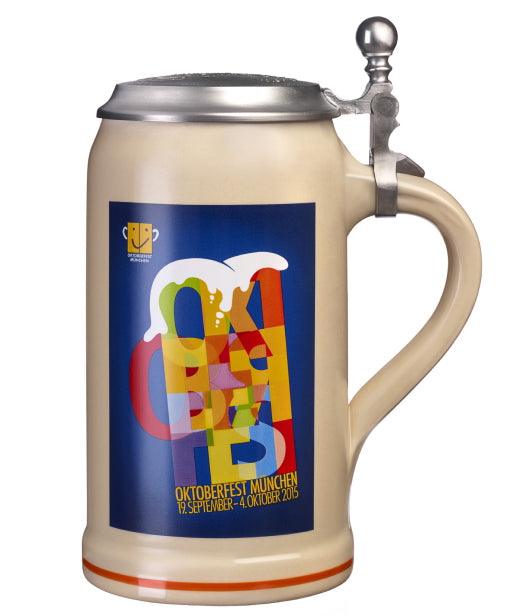 Oktoberfestkrug 2015 aus Steingut mit Zinndeckel, Plakatmotiv und handgezogenem Henkel, Füllmenge 1,0 L.