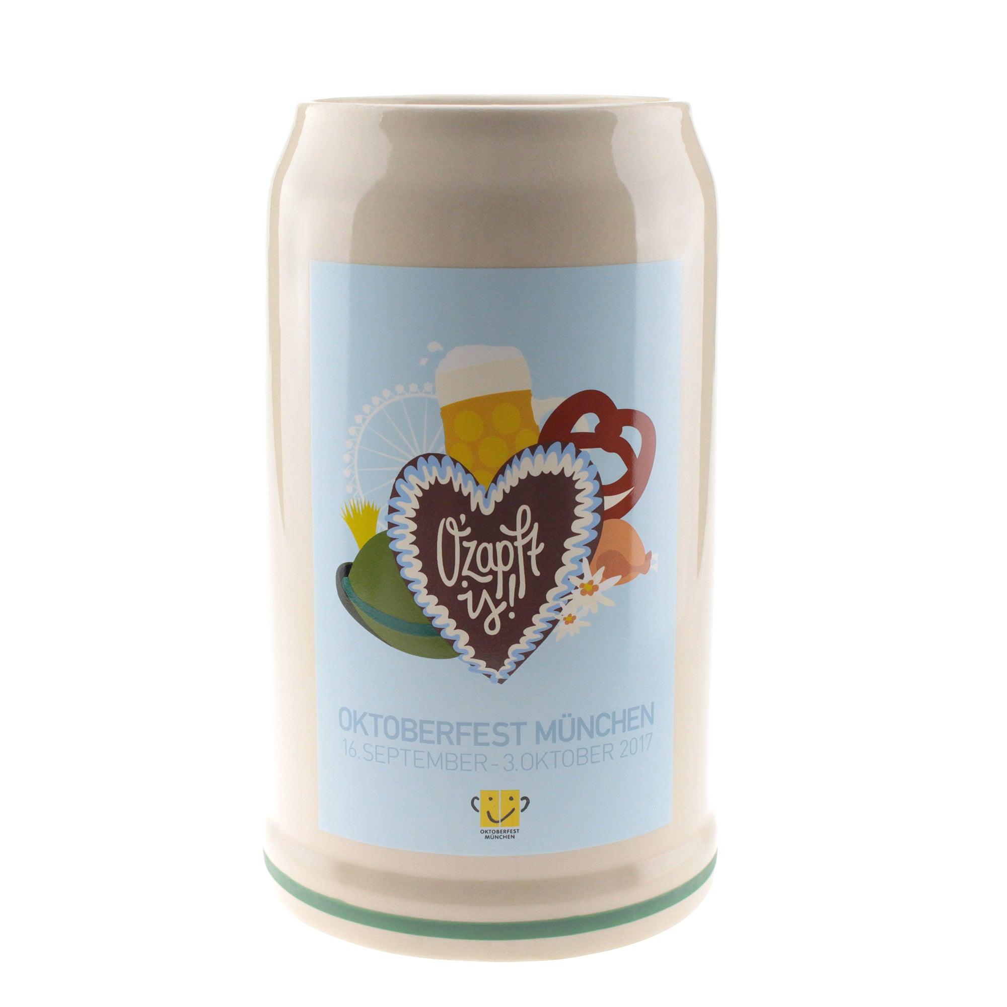 Steingut-Bierkrug mit handgezogenem Henkel und offiziellem Oktoberfestmotiv 2017 auf der Vorderseite.