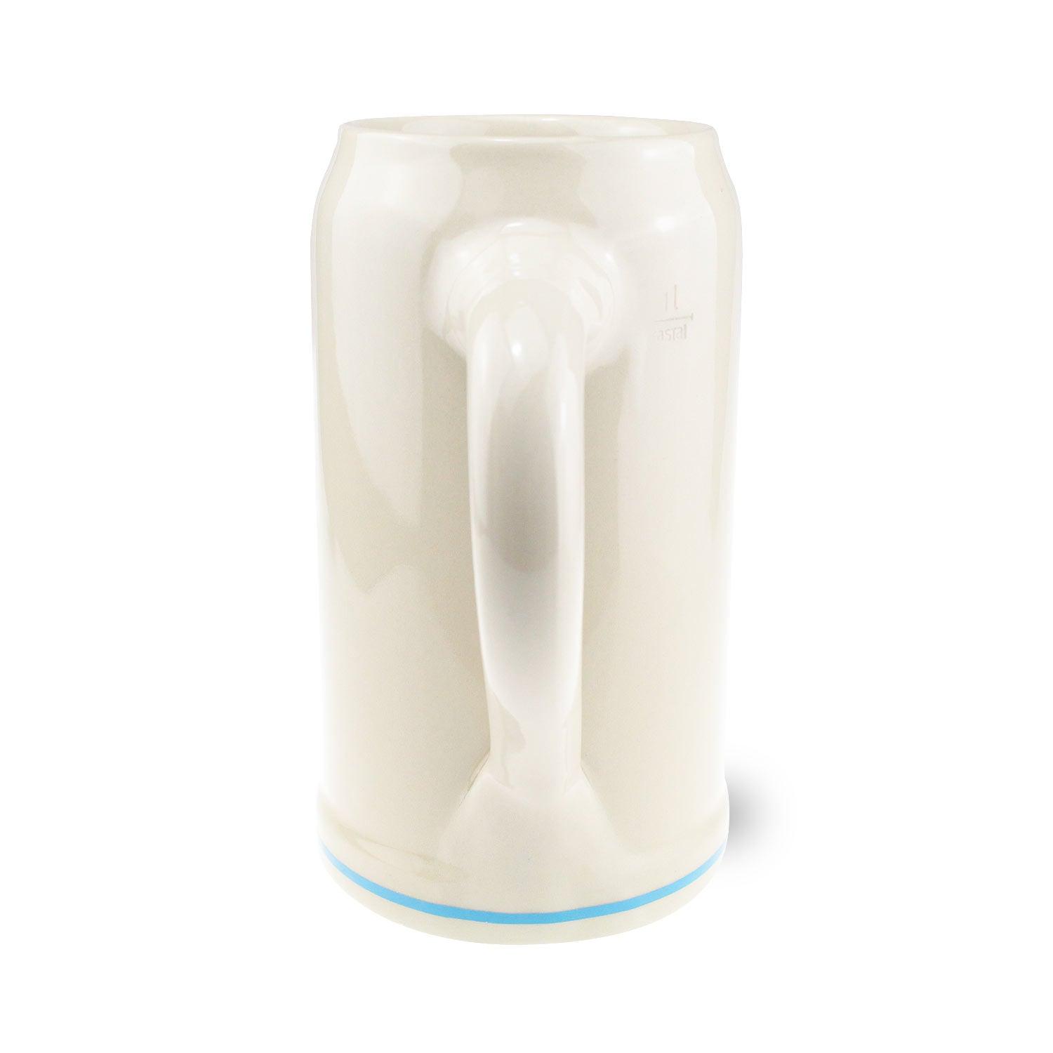 Oktoberfestkrug aus Steingut mit handgezogenem Henkel und buntem Plakatmotiv von 2019 auf der Vorderseite.