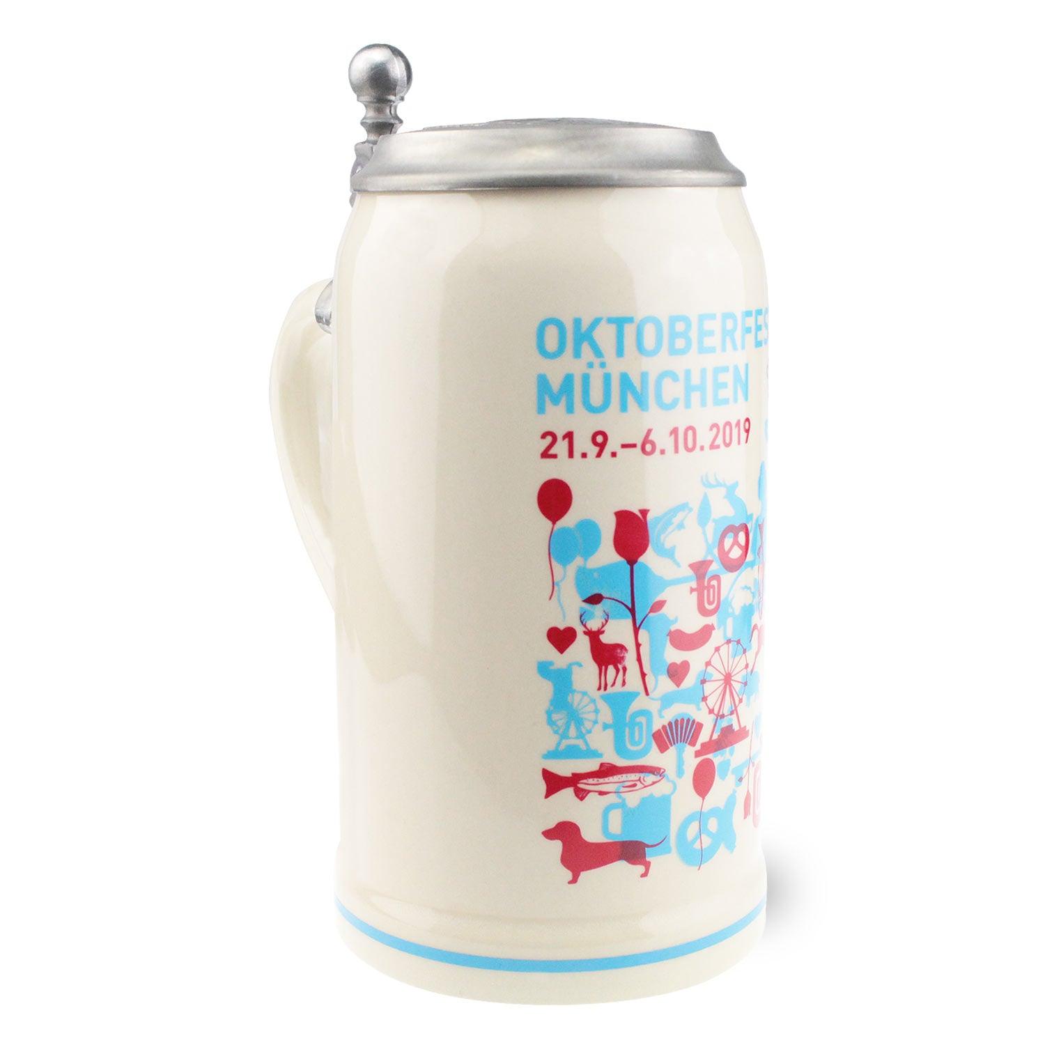Oktoberfest-Steinkrug 2019 mit Zinndeckel, Henkel und farbigem Jahresplakatmotiv; Fassungsvermögen 1,0 L.