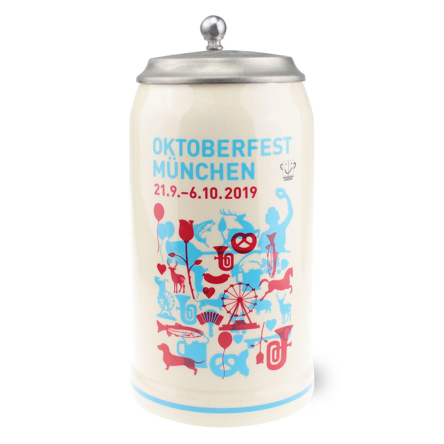 Oktoberfestkrug aus Steingut mit Zinndeckel, handgezogenem Griff und farbigem Plakatmotiv von 2019. 1,0 Liter.