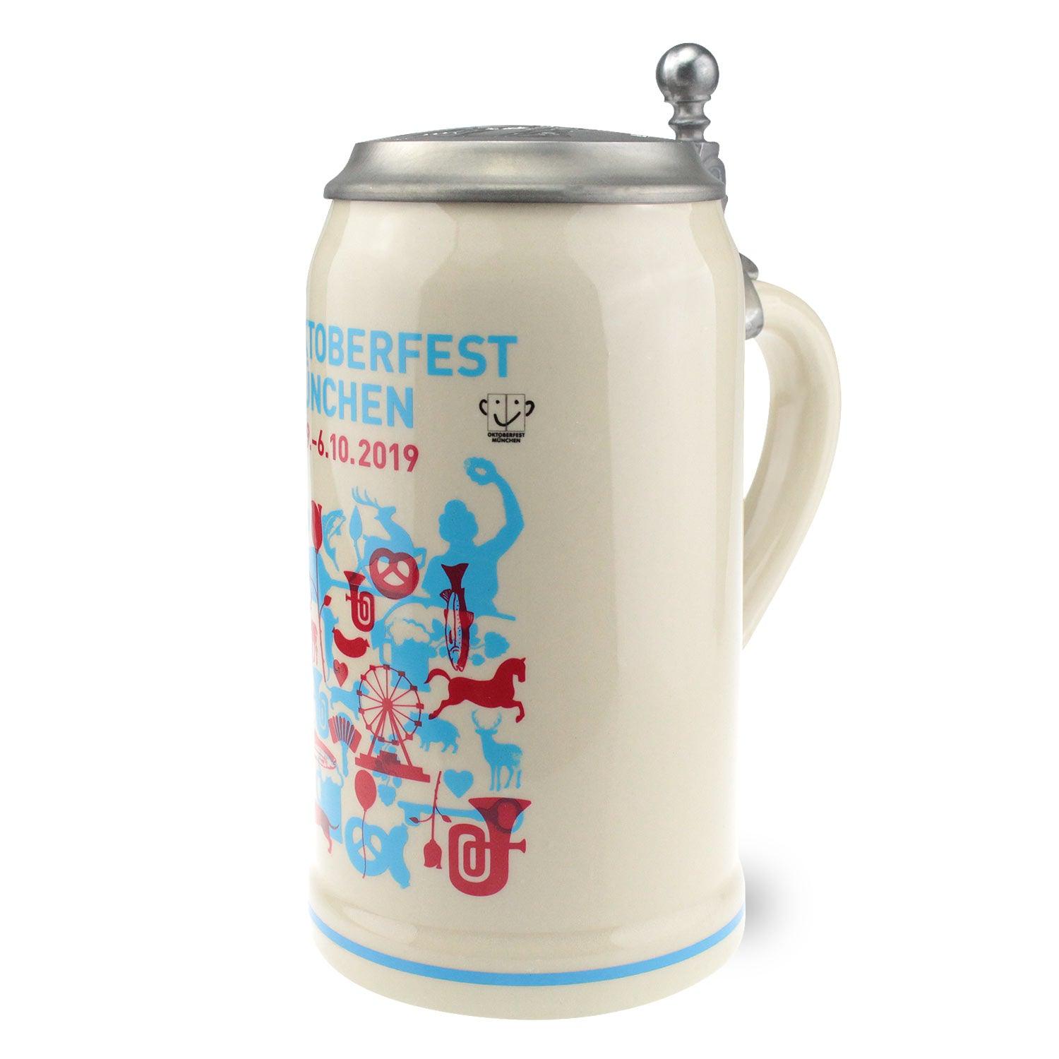 Oktoberfestkrug aus Steingut mit Zinndeckel, Jahresmotiv 2019, handgezogener Griff, 1,0 Liter Fassungsvermögen.