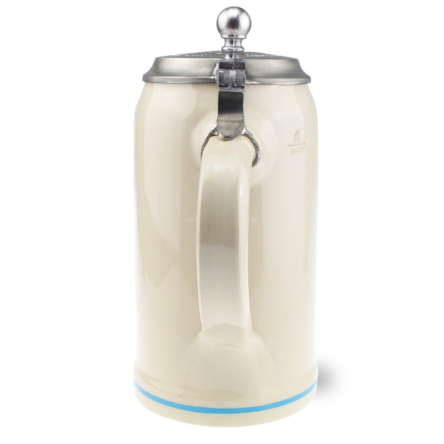 Oktoberfestkrug aus Steingut mit Zinndeckel, handgezogenem Griff und farbigem Plakatmotiv des Jahres 2019.