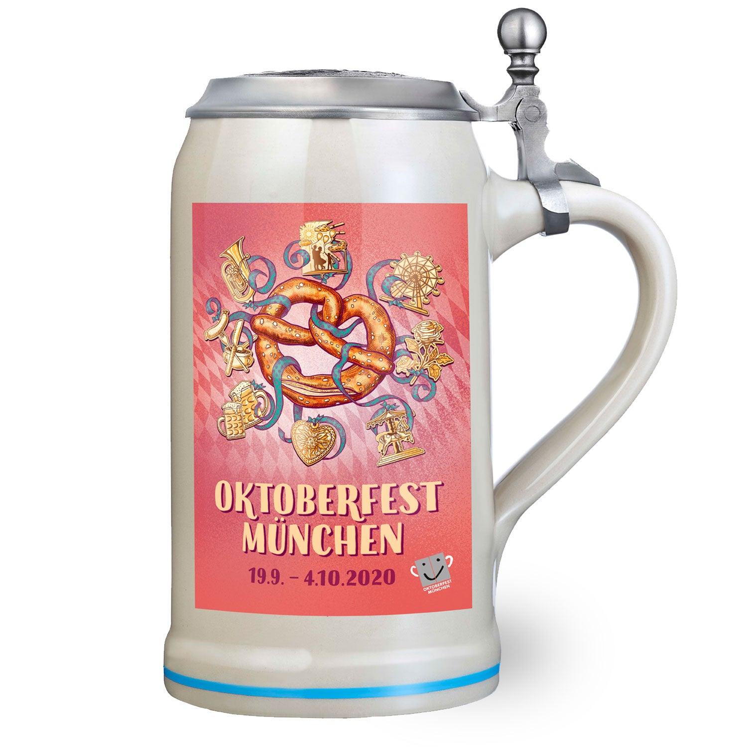 Traditioneller Bierkrug aus Steingut mit Zinndeckel, farbigem 2020er Oktoberfest-Motiv und handgezogenem Griff.