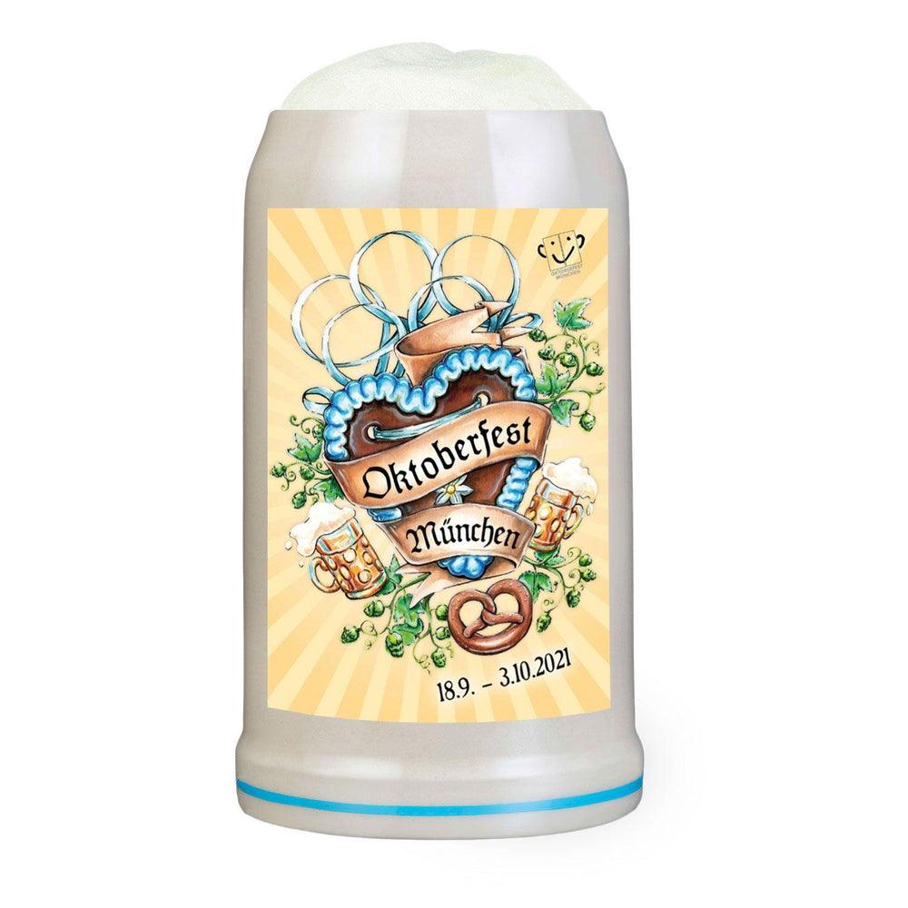 Steingut-Bierkrug in Grau mit buntem Plakatmotiv 2021, bauchiger Form und Henkel, 1 Liter Fassungsvermögen.