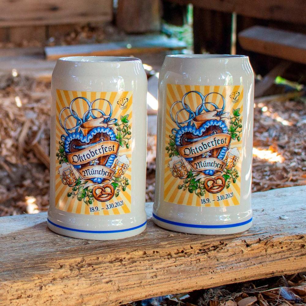 Steingutkrug in Naturgrau mit buntem Oktoberfestplakat-Motiv 2021, Henkelgriff, konischer Zylinderform, 1 Liter.