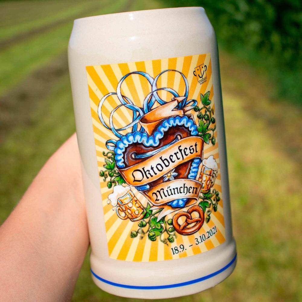 Oktoberfestkrug aus grauem Steingut mit farbigem Plakatmotiv 2021, Henkel, zylindrische Form, 1 Liter.