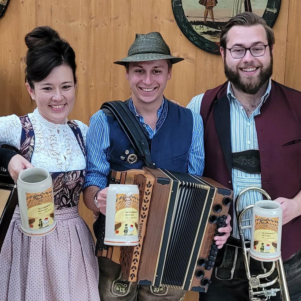 Limitierter Oktoberfestkrug 2022 aus Steingut mit buntem Motiv und Schriftzug, bauchige Form, 1,0 Liter.
