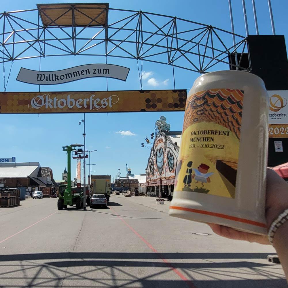Limitierter Oktoberfestkrug 2022 aus Steingut mit detailreichem Wiesn-Motiv und Schriftzug, 1,0 Liter.