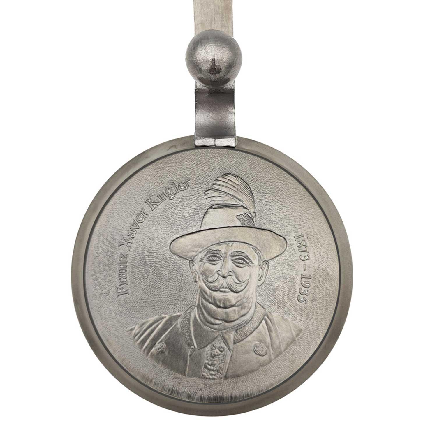 Oktoberfestkrug 2022 aus Steingut mit Zinndeckel, farbigem Motiv und Schriftzug „Oktoberfest 2022“, 1,0 Liter.