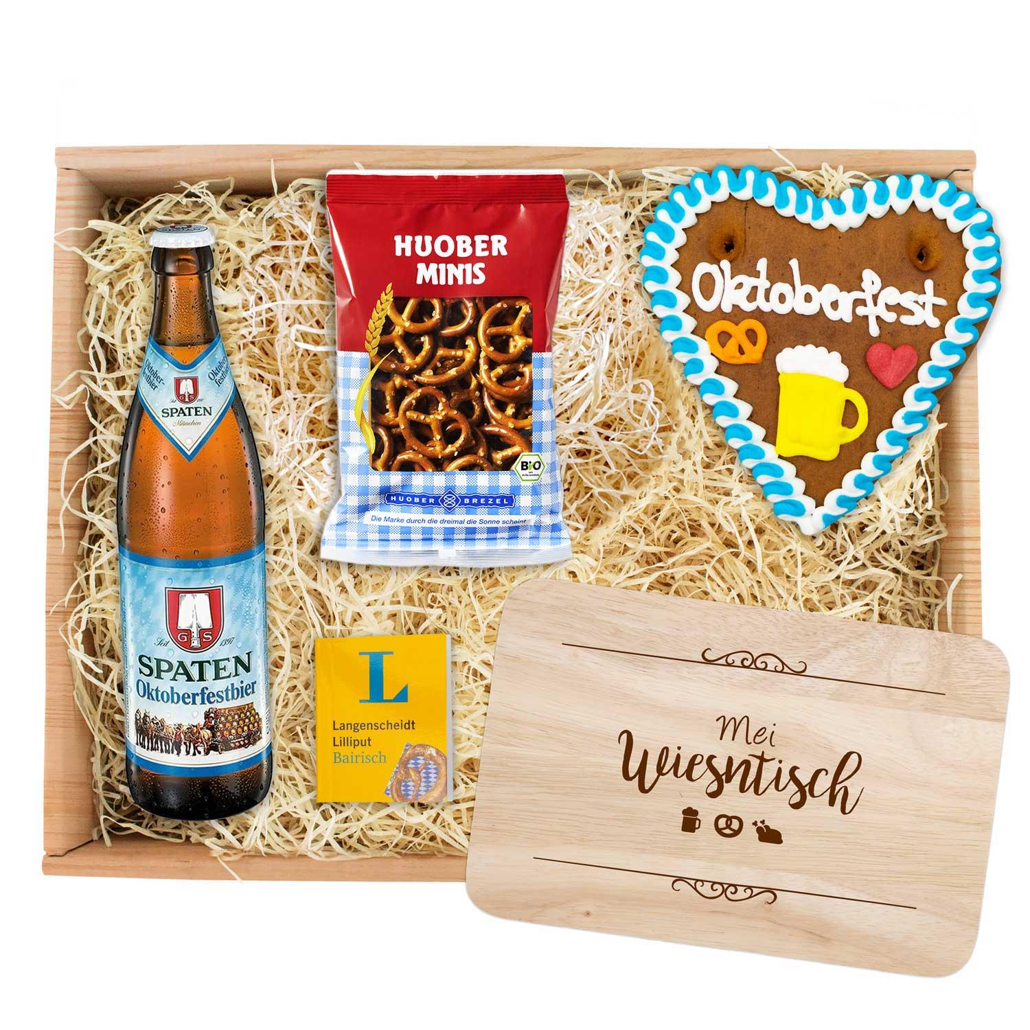 Oktoberfest-Box mit Herz-Lebkuchen, Bierflasche, Brezel, Radi, Brotzeitbrett aus Holz mit Gravur.