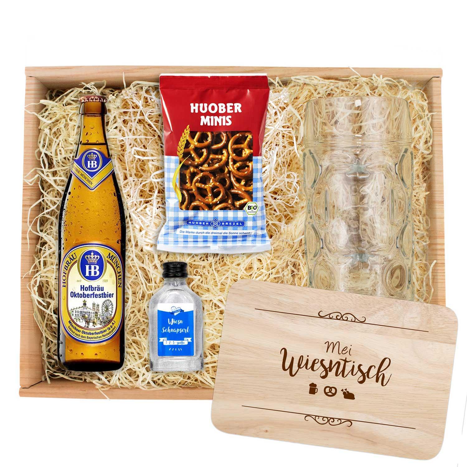 Oktoberfest-Geschenkbox mit zwei Flaschen Oktoberfestbier, Holzbrett mit Gravur und bayerischer Brotzeit.