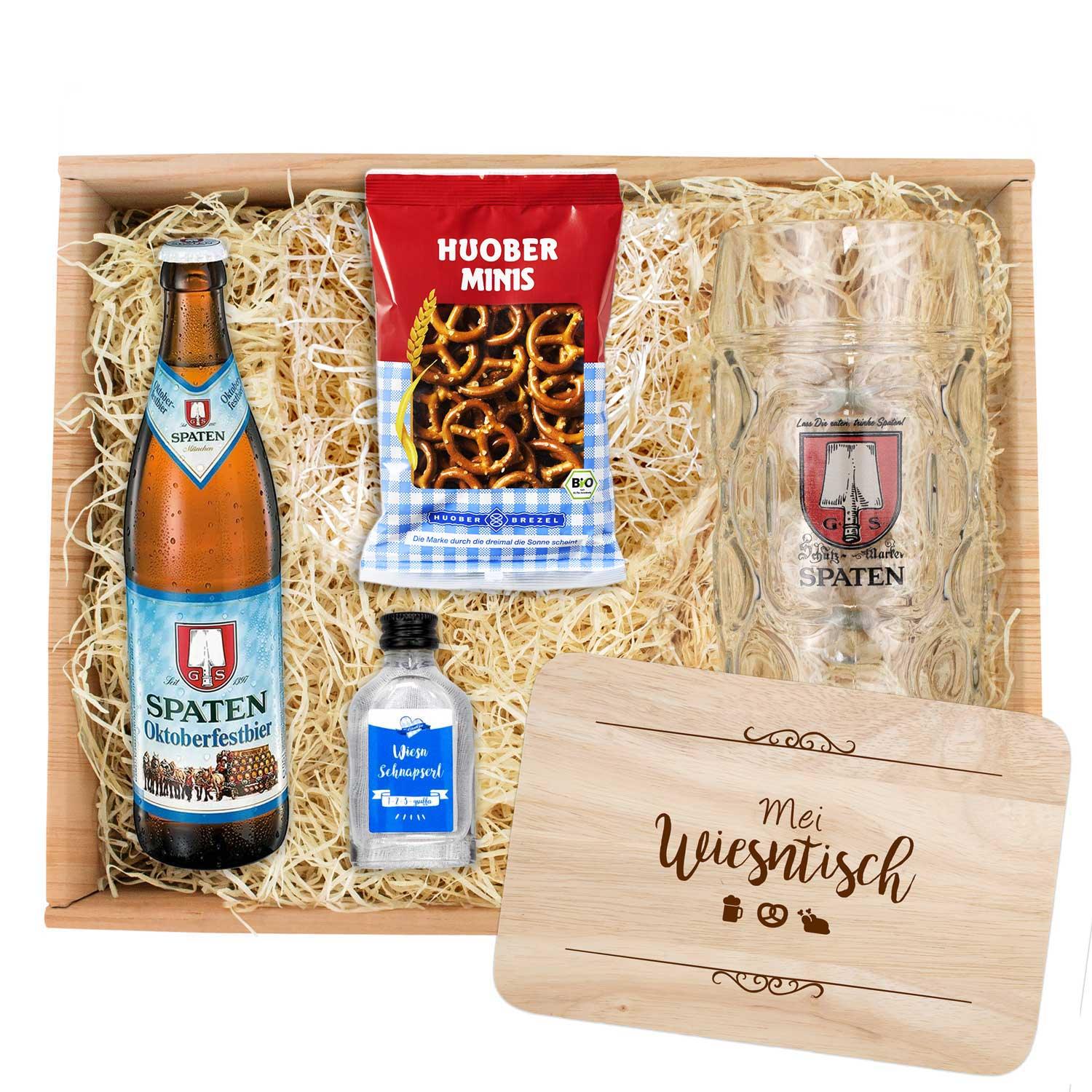 Oktoberfest-Set mit Maßkrug aus Glas, Spaten Oktoberfestbier, Brotzeitbrett aus Holz und Bierdeckeln; mehrteilig.