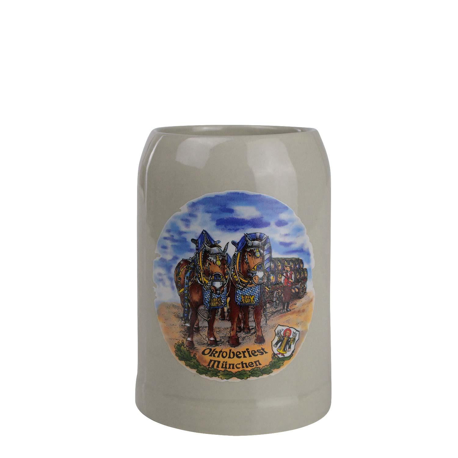 Hellgrauer Bierkrug aus Steingut mit blauem Schriftzug, traditionellem Motiv und leicht konischer Form, 0,5 l, ca. 14 cm hoch.