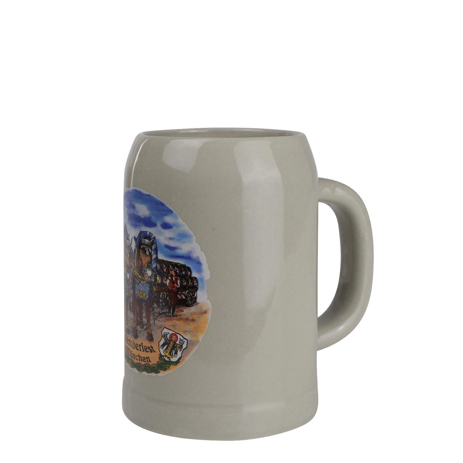 Steinzeug-Bierkrug mit traditionellem Bayern-Motiv, blauer Schrift und bauchiger Form, 0,5 l, ca. 14 cm hoch.