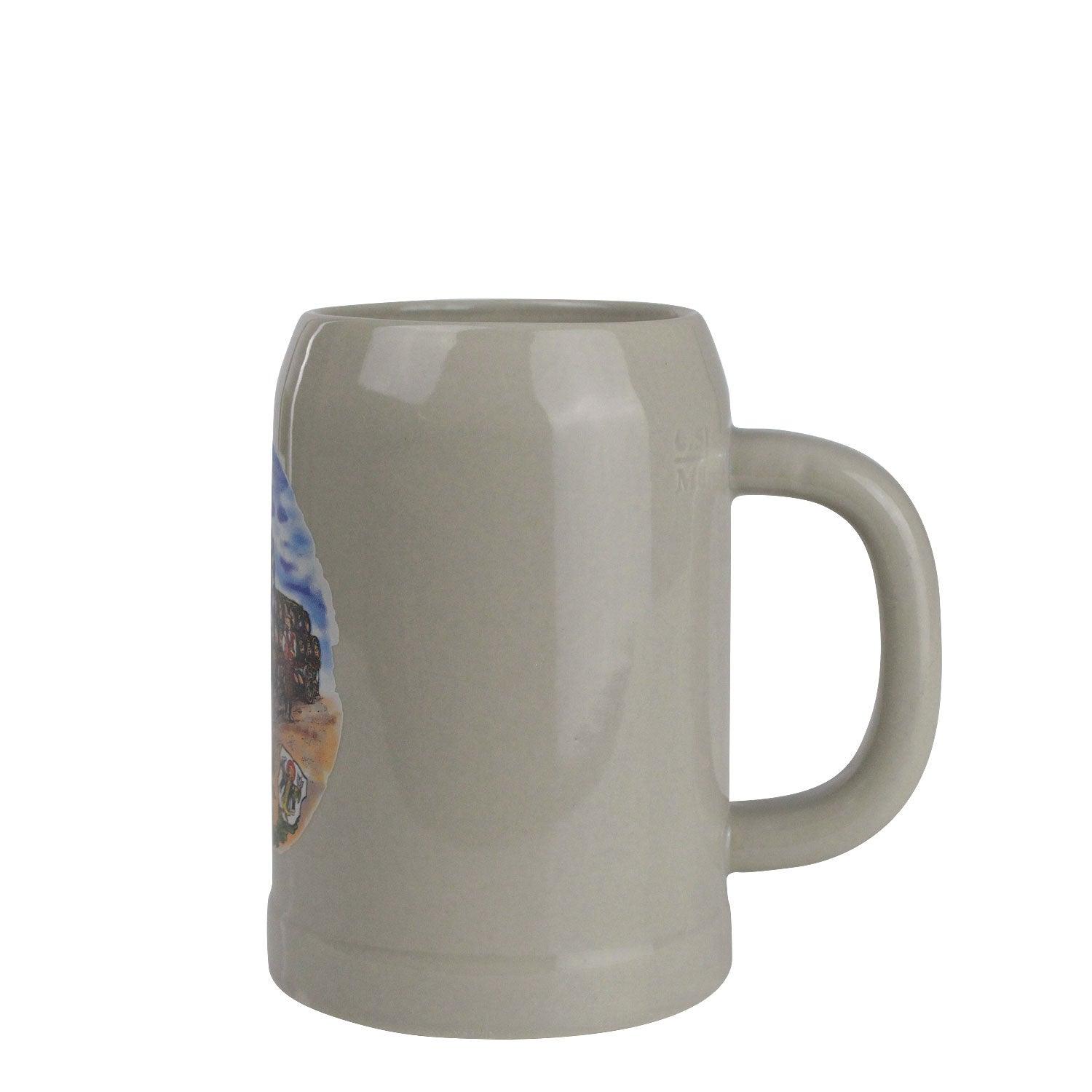 Hellgrauer Bierkrug aus Steingut mit blauem bayerischen Rautenmuster und Schriftzug, Füllmenge 0,5 l, ca. 14 cm hoch.