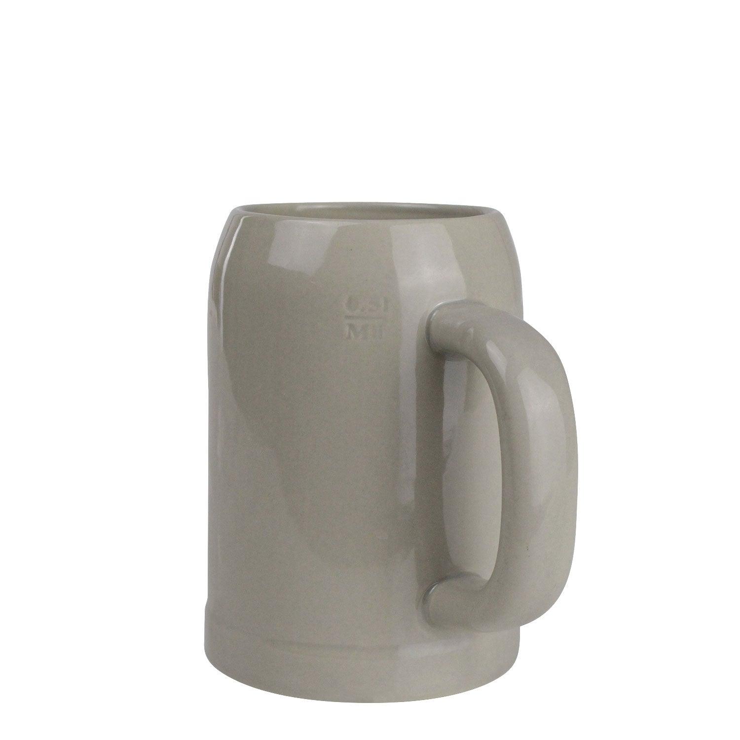 Hellgrauer Bierkrug aus Steingut mit blauem, bayerischem Rautenmuster und Schriftzug, zylindrische Form, 0,5 l, 14 cm hoch.