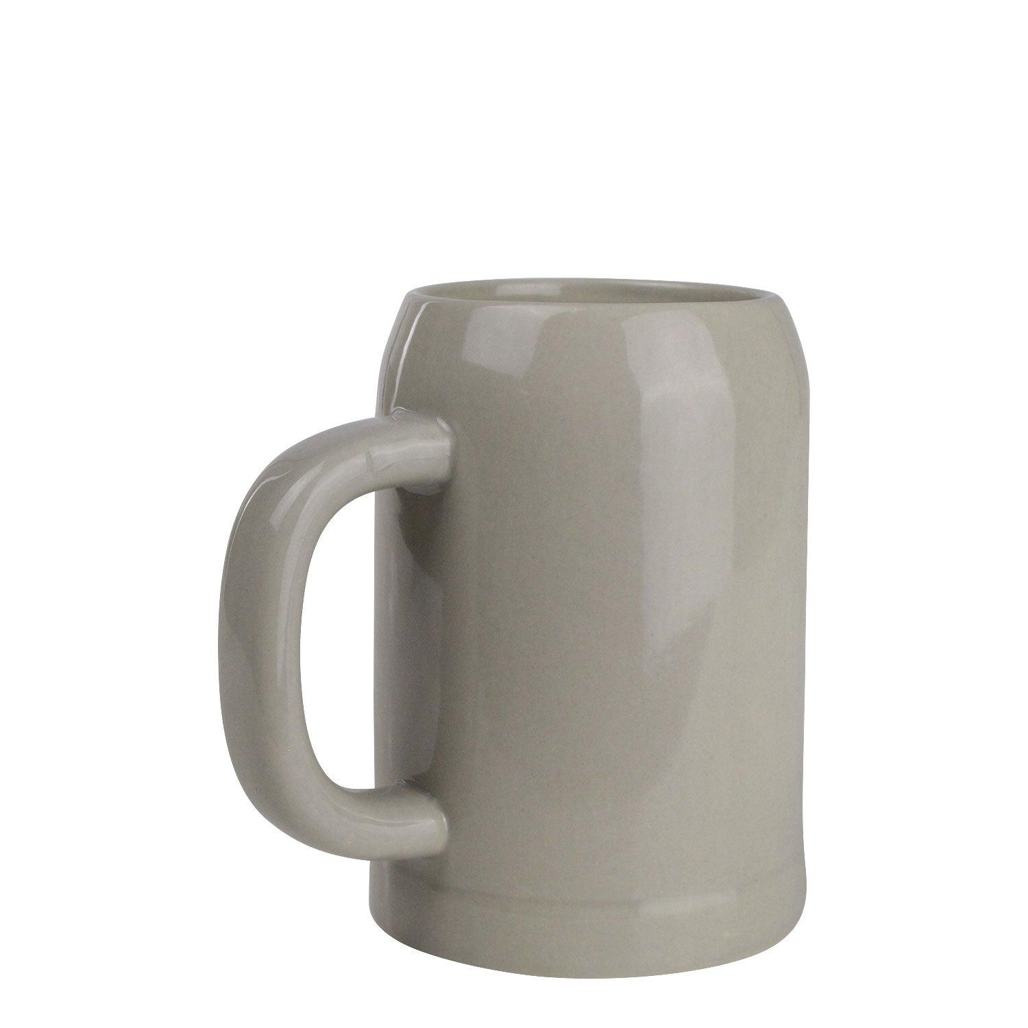 Halbglasierter Steinkrug mit blauem bayerischem Rautenmuster, geprägtem Schriftzug und Henkel, 0,5 l, Steingut, ca. 14 cm hoch.