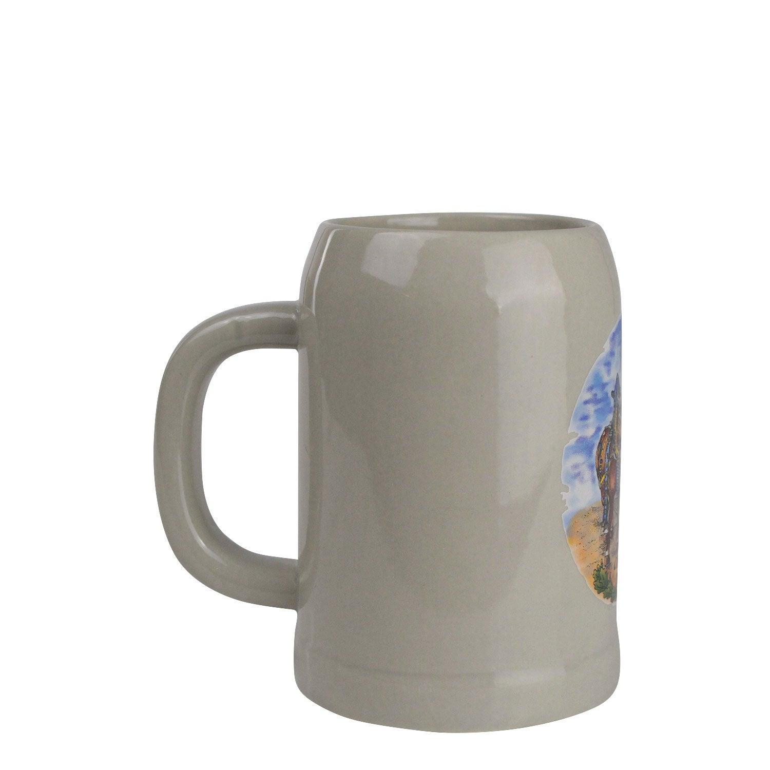 Hellgrauer Bierkrug aus Steingut mit blauem bayerischen Rautenmuster und Schriftzug, zylindrische Form, 0,5 l, ca. 14 cm hoch.