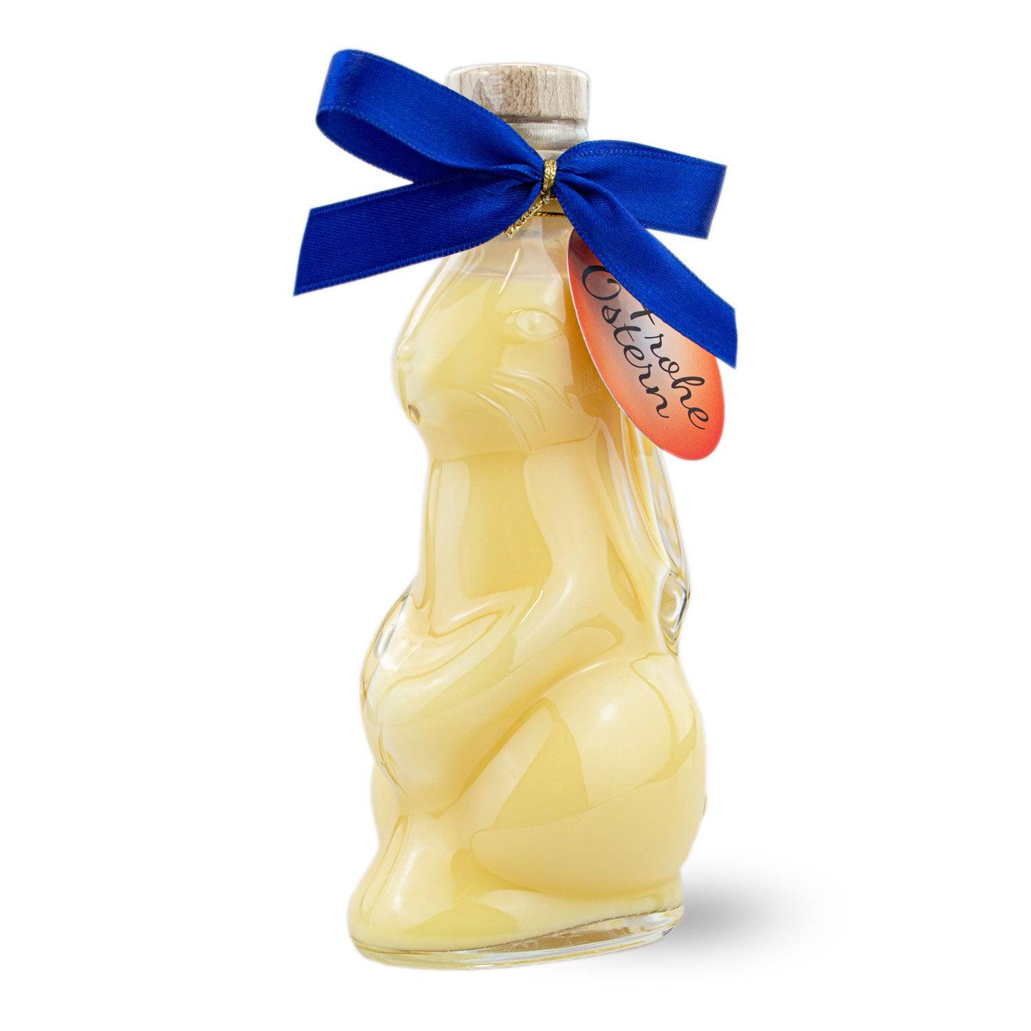 Geschenkbox mit Schokoladen-Osterhasen mit Nüssen und Krokant sowie Eierlikör in Hasenflasche, beides aus Bayern.