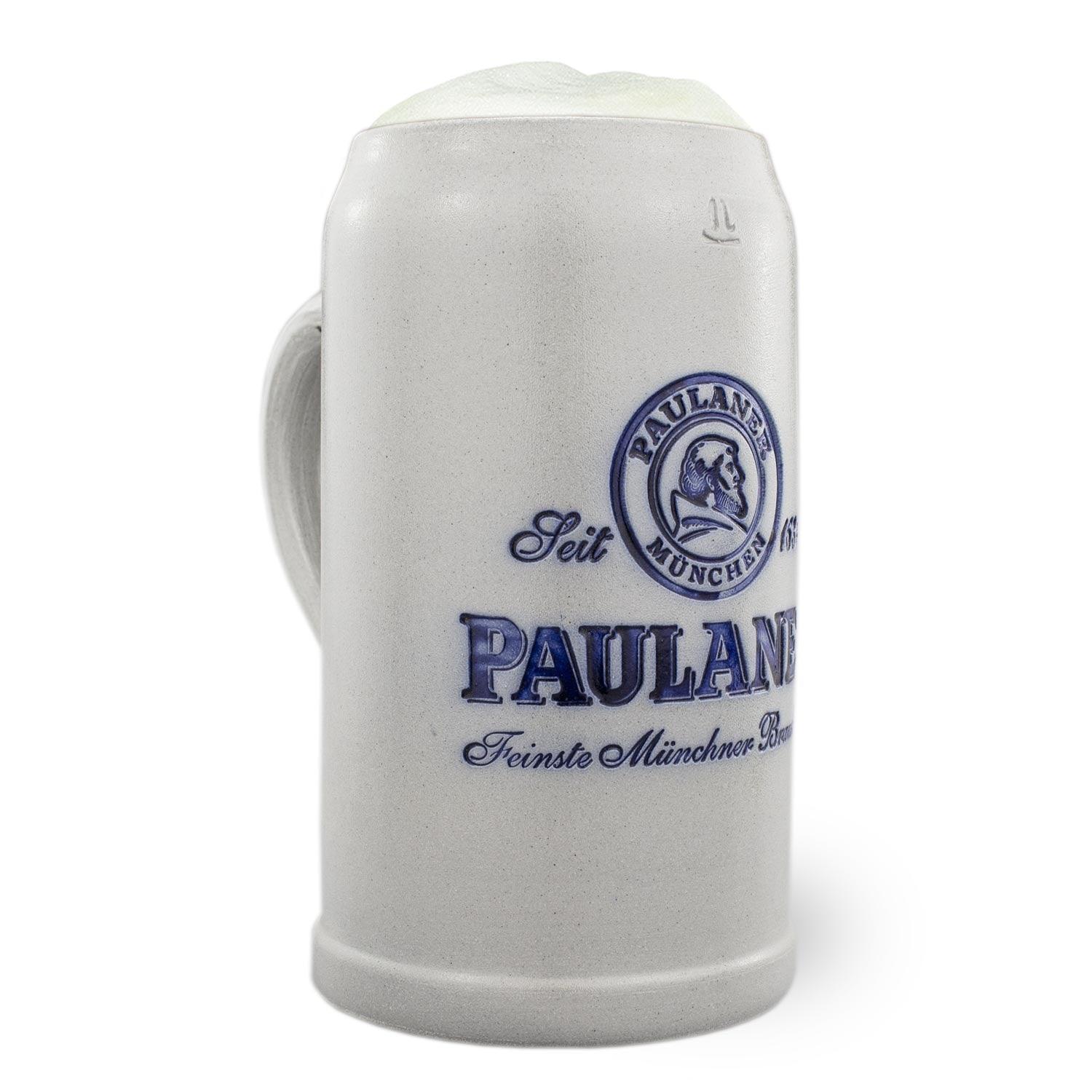 Grauer Keramik-Bierkrug mit blauem Paulaner-Logo, 1 Liter Füllstrich und Schaumkrone.