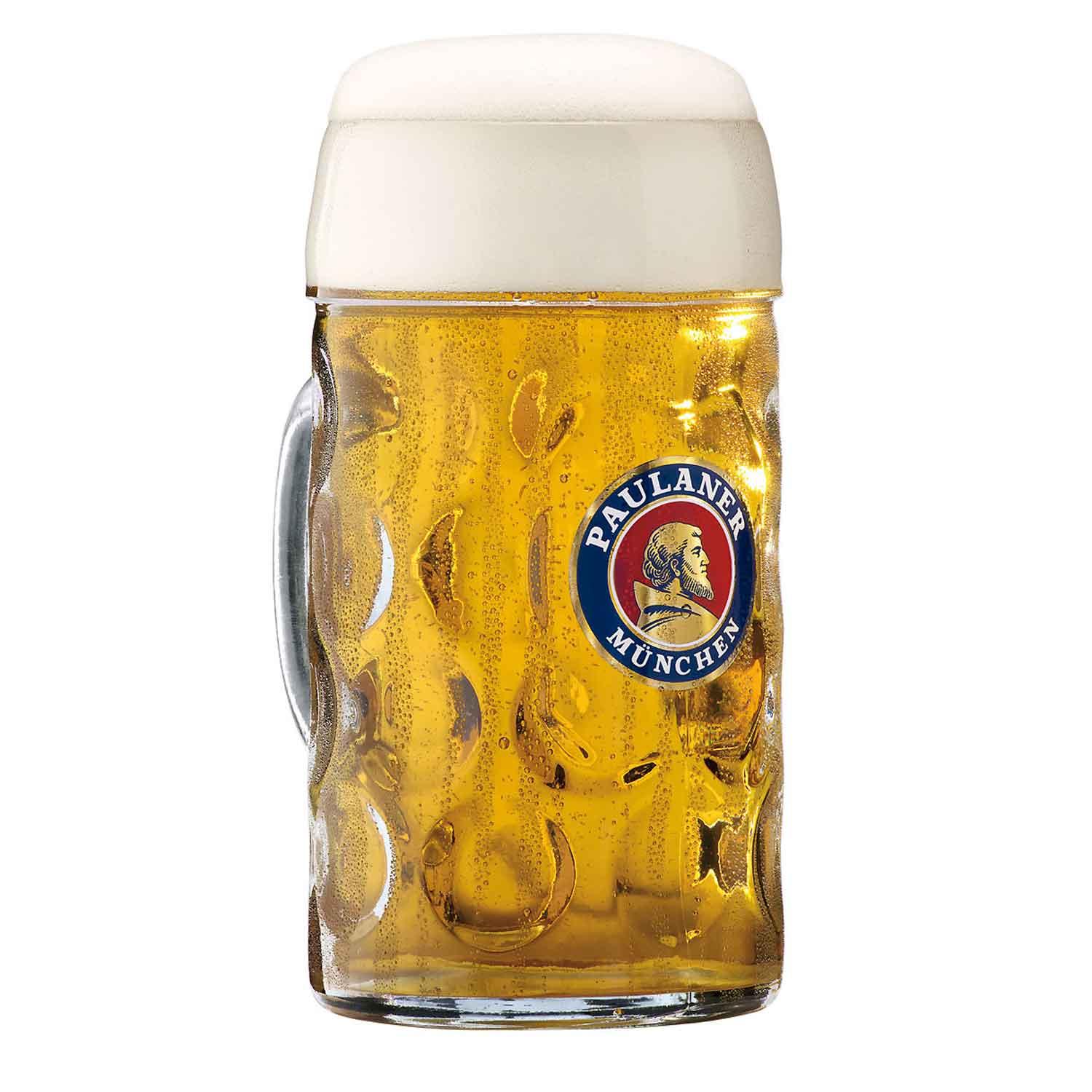Klarer Maßkrug aus Glas mit blauem Schriftzug „Paulaner“, großer Henkel und goldfarbenem Wappen-Emblem.