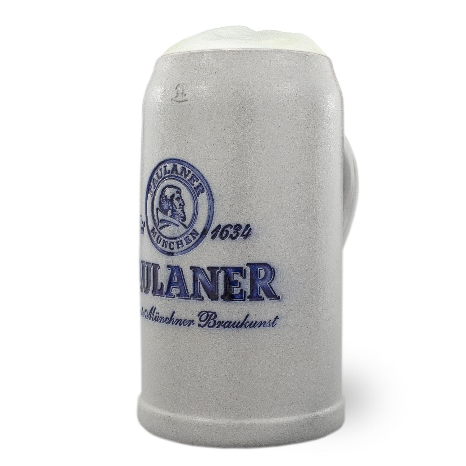 Salzglasierter Bierkrug aus Keramik mit dunkelblauem Brauereilogo, bauchiger Form und 1,0 Liter Füllmenge.